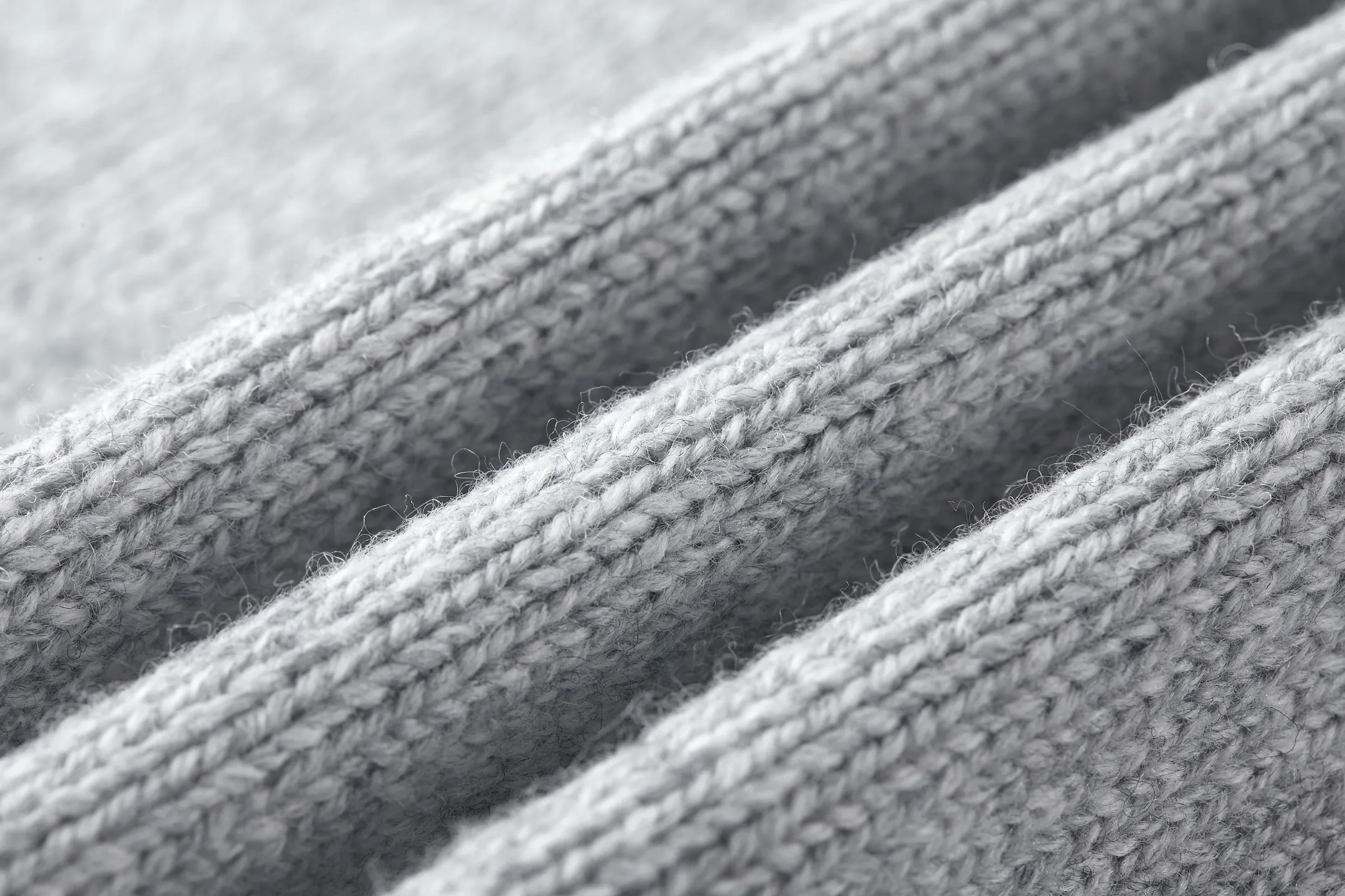 P230 1v 26SS 狐狸嵌花圆领毛衣 原版14,100购入开发，面料采用50%羊毛，15%山羊绒，35%棉。进口正7针提花工艺，胸前以花卉提花图标饰以跃功的狐狸动物做为点缀。皮标采用双层复合牛皮，面上压花品牌标识。这款长袖粗针织圆领衫，饰有灵感源自英国乡村的俏皮嵌花图案，图案中包含大号LV字母和一只衔着Monogram花卉的跃动狐狸。采用浅色绵羊毛与山羊绒混纺纱线制成，背面饰有WN牛皮革Marque L.Vuitton Dpose贴饰。温暖舒适，是本季常备品。整体走线平直细腻，面料舒适柔软，颜色一致无色差 能与同款搭配营造时尚造型，驾驭各种场合，定制辅料，三标齐全，男女同款。 Size:S-M-L-XL