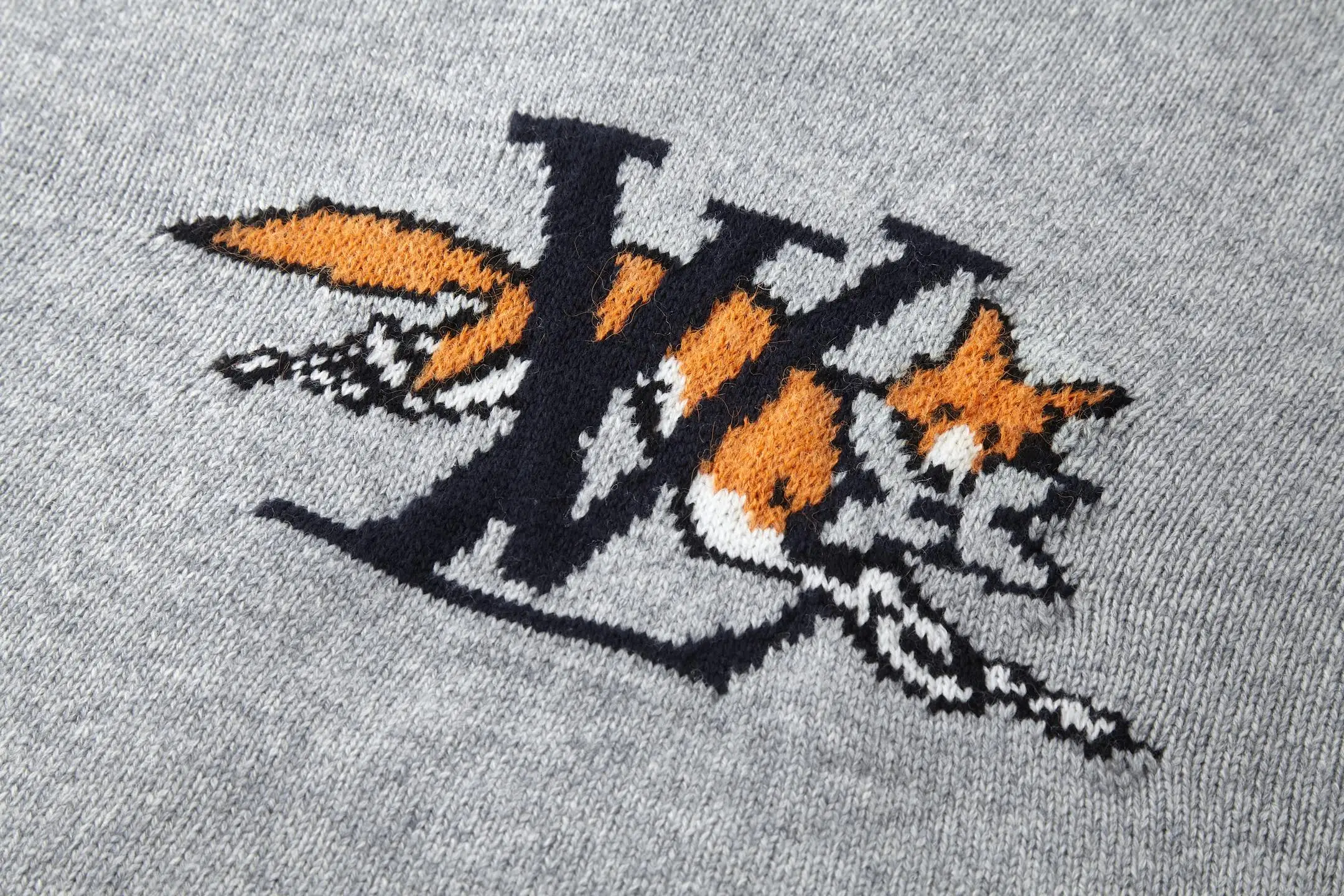 P230 1v 26SS 狐狸嵌花圆领毛衣 原版14,100购入开发，面料采用50%羊毛，15%山羊绒，35%棉。进口正7针提花工艺，胸前以花卉提花图标饰以跃功的狐狸动物做为点缀。皮标采用双层复合牛皮，面上压花品牌标识。这款长袖粗针织圆领衫，饰有灵感源自英国乡村的俏皮嵌花图案，图案中包含大号LV字母和一只衔着Monogram花卉的跃动狐狸。采用浅色绵羊毛与山羊绒混纺纱线制成，背面饰有WN牛皮革Marque L.Vuitton Dpose贴饰。温暖舒适，是本季常备品。整体走线平直细腻，面料舒适柔软，颜色一致无色差 能与同款搭配营造时尚造型，驾驭各种场合，定制辅料，三标齐全，男女同款。 Size:S-M-L-XL