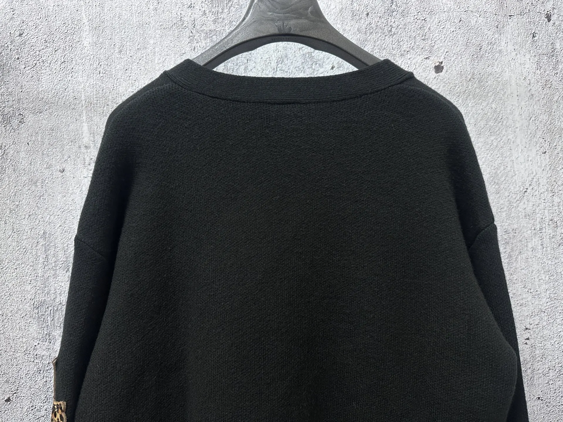 P200 【𝐶ℎ𝑟𝑜𝑚𝑒 𝐻𝑒𝑎𝑟𝑡𝑠】克罗心贴布豹纹皮标针织 历时一个月终于出货了,简直太爱了 上身真的超级帅。随意翻翻街拍 就能发现明星们都把它当作收藏级的,男女轻奢主义通勤必备单品。开发全网最高版本 从打版到做货耗时1个月,订制定制全套辅料,高端大气 档次十足! 整件为纯棉针织毛线进口机织 颜色:黑色 尺码:S M L