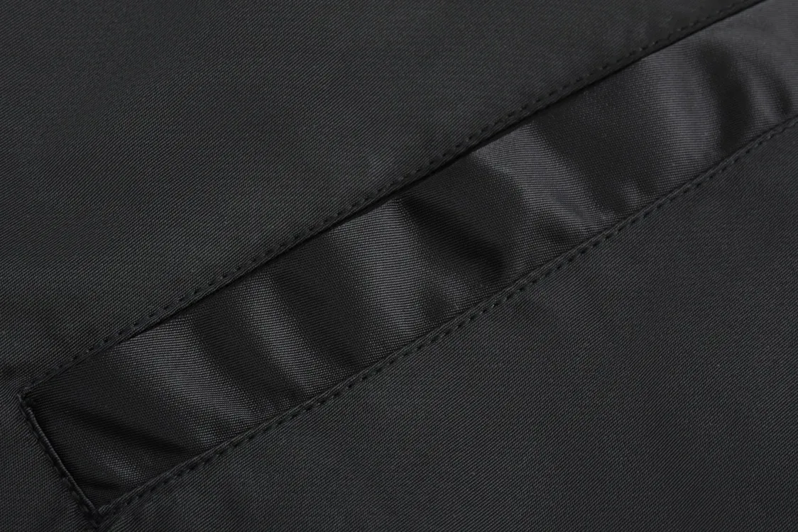 P400 1v 24SS 水钻绣章夹棉棒球服(黑色) 原版28,900购入开发,菲董联名系列。面料采用锦纶半消光斜纹布,里布采用人丝斜纹缎面,特种绣花机2200#洗水棉,绣竖条间棉里布,门襟采用夹层1200#棉,章仔采用日本进口田岛绣花机刺绣,醋酸斜纹缎面本白色打底,缎面光泽度高作为烫钻底,可以衬托光线更加四散,总共三组花型组成完整章仔图案,水钻位置全部参照原版还原位置,纯手工单规格单颗数位置数量做刷钻模版,采用仿奥钻4里跟2里两种规格,手工刷钻贴膜做烫钻花稿,烫钻花稿纯手工摆章仔,四周角落全部对绣花黑线内里落位 恒温恒时自动化压烫确保耐水洗牢度,成品钻章仔手摇绣花贴前幅裁片,左右片花型做还原花拼接处理,配套1.8cm喷亮面漆四合扣。 Size:46-48-50