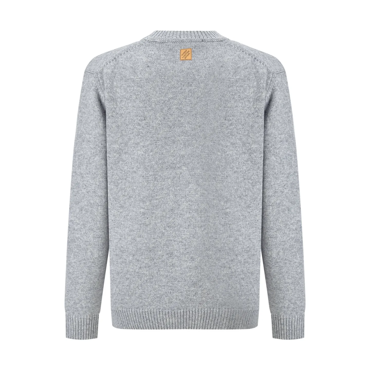 P230 1v 26SS 狐狸嵌花圆领毛衣 原版14,100购入开发，面料采用50%羊毛，15%山羊绒，35%棉。进口正7针提花工艺，胸前以花卉提花图标饰以跃功的狐狸动物做为点缀。皮标采用双层复合牛皮，面上压花品牌标识。这款长袖粗针织圆领衫，饰有灵感源自英国乡村的俏皮嵌花图案，图案中包含大号LV字母和一只衔着Monogram花卉的跃动狐狸。采用浅色绵羊毛与山羊绒混纺纱线制成，背面饰有WN牛皮革Marque L.Vuitton Dpose贴饰。温暖舒适，是本季常备品。整体走线平直细腻，面料舒适柔软，颜色一致无色差 能与同款搭配营造时尚造型，驾驭各种场合，定制辅料，三标齐全，男女同款。 Size:S-M-L-XL