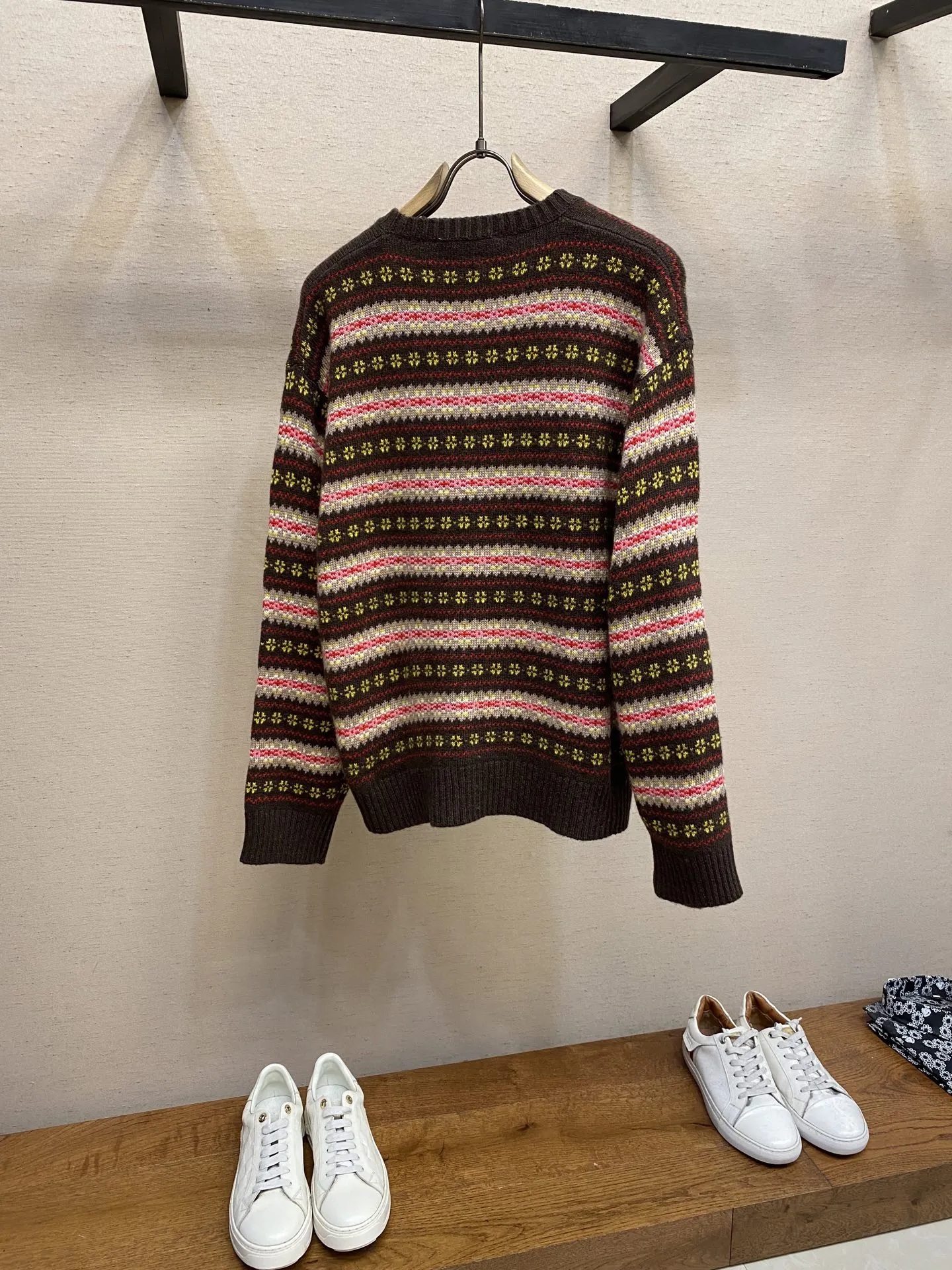 🌟🌟Miu Miu 25新品羊毛条纹毛衣 甄选羊毛面料制作 饰有品牌标识刺绣徽标 复古条纹提花图案 撞色针织饰边 弹力版型 秋冬新品❕ 尺码:S,M,L...