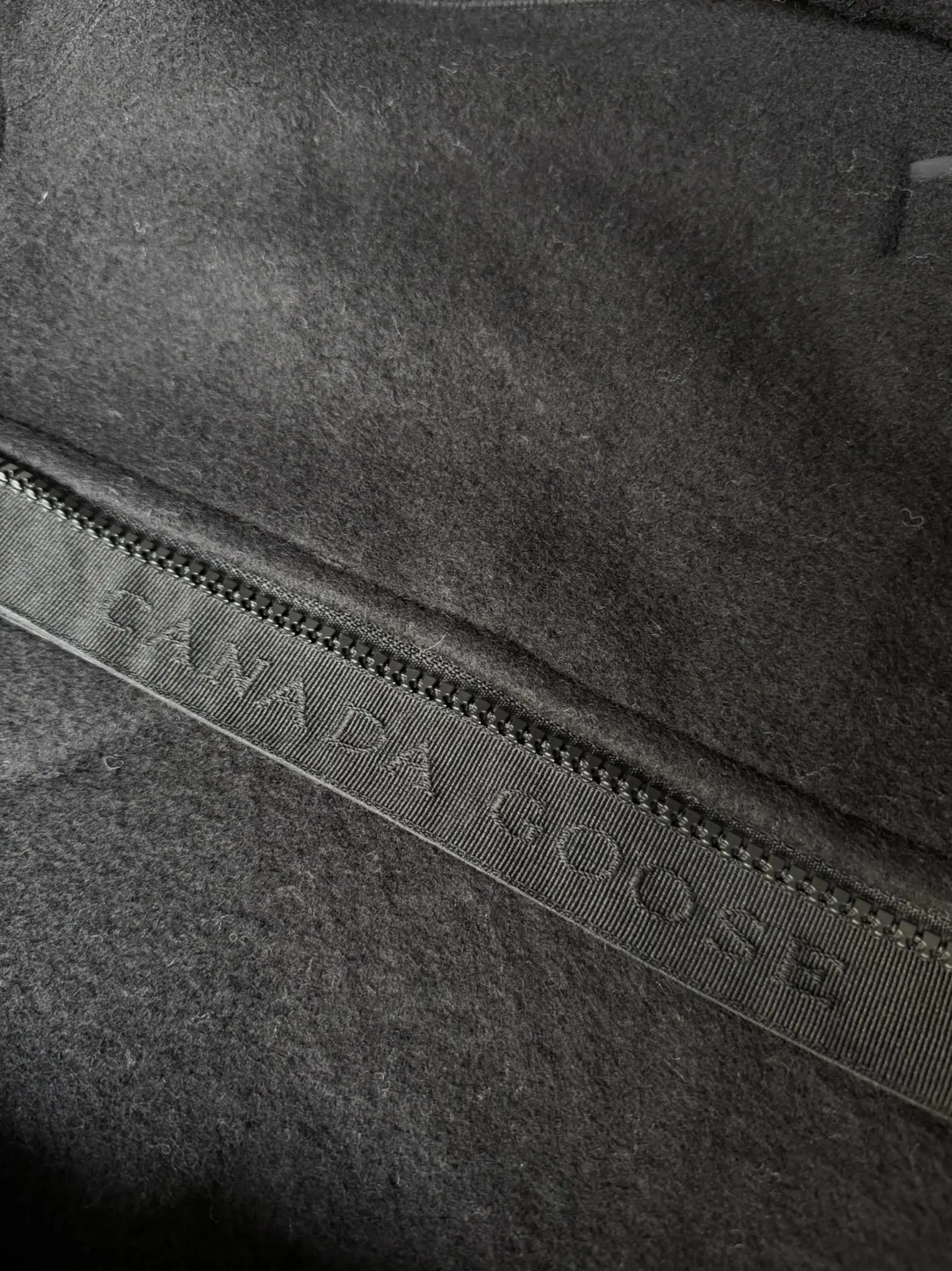 大鹅/Canada Goose抓绒羊毛饰章连帽夹克外套 面料选择: 以羊毛为主体,加入极少量氨纶和聚酯纤维混纺而成的羊毛抓绒面料。羊毛作为核心天然成分,提供无与伦比的温度调节、抑菌防臭和亲肤感。少量氨纶的喂入赋予了面料一定的四向弹性,日常活动时毫无束缚感。作为抓绒结构的基础,聚酯纤维增强了面料的耐久性、抗皱性和快干性,它构成了抓绒的蓬松感,并提供锁住空气等功能。 细节1: 衣袖和下摆采用2乘2罗纹收口,其强大的弹性,可以紧密贴合不同粗细的手腕和腰部,形成一个有效的‘密封’,防止冷风倒灌。在多次拉伸和使用后仍能保持原有形状,不易松垮变形。且罗纹袖口能传递一种设计感,强化视觉美观度。 细节2: 兜帽设计与松紧扣的搭配提升穿戴时的保暖度与防风性能。 辅料:定制弹性抽绳松紧扣定制拉链吊坠定制臂章 尺码:S M L 颜色:黑 灰 咖 米 粉