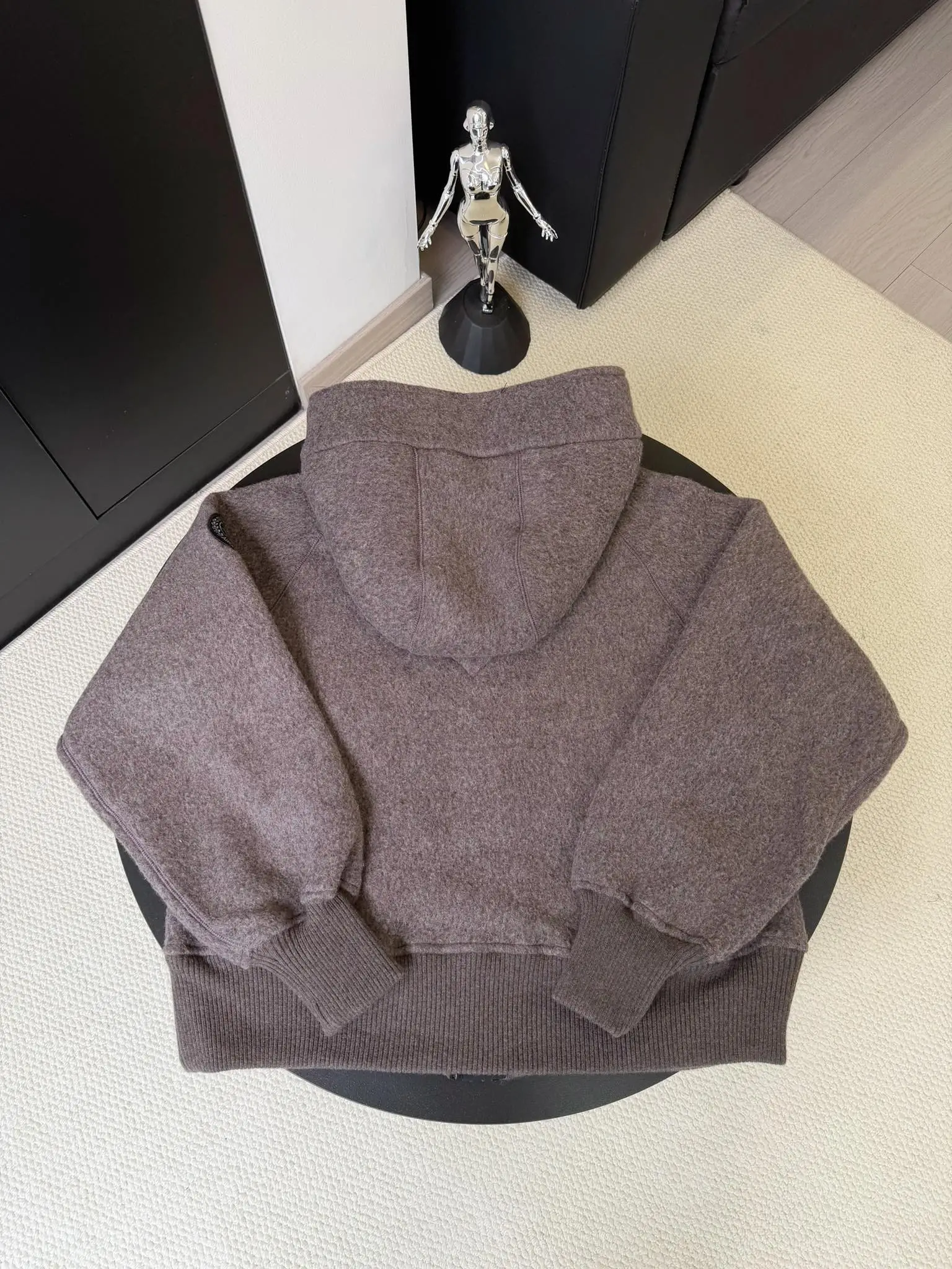 大鹅/Canada Goose抓绒羊毛饰章连帽夹克外套 面料选择: 以羊毛为主体,加入极少量氨纶和聚酯纤维混纺而成的羊毛抓绒面料。羊毛作为核心天然成分,提供无与伦比的温度调节、抑菌防臭和亲肤感。少量氨纶的喂入赋予了面料一定的四向弹性,日常活动时毫无束缚感。作为抓绒结构的基础,聚酯纤维增强了面料的耐久性、抗皱性和快干性,它构成了抓绒的蓬松感,并提供锁住空气等功能。 细节1: 衣袖和下摆采用2乘2罗纹收口,其强大的弹性,可以紧密贴合不同粗细的手腕和腰部,形成一个有效的‘密封’,防止冷风倒灌。在多次拉伸和使用后仍能保持原有形状,不易松垮变形。且罗纹袖口能传递一种设计感,强化视觉美观度。 细节2: 兜帽设计与松紧扣的搭配提升穿戴时的保暖度与防风性能。 辅料:定制弹性抽绳松紧扣定制拉链吊坠定制臂章 尺码:S M L 颜色:黑 灰 咖 米 粉