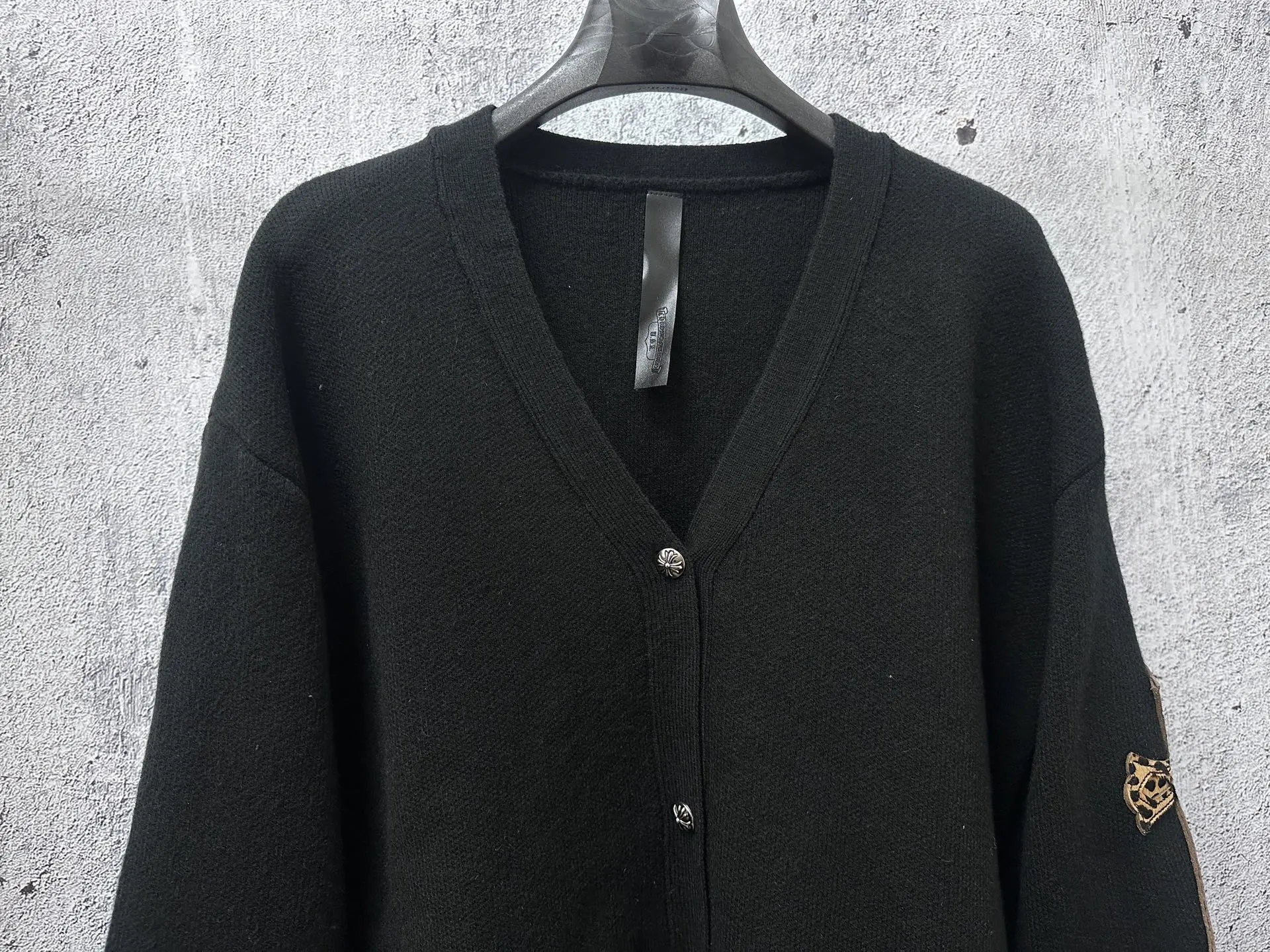 P200 【𝐶ℎ𝑟𝑜𝑚𝑒 𝐻𝑒𝑎𝑟𝑡𝑠】克罗心贴布豹纹皮标针织 历时一个月终于出货了，简直太爱了 上身真的超级帅。随意翻翻街拍 就能发现明星们都把它当作收藏级的，男女轻奢主义通勤必备单品。开发全网最高版本 从打版到做货耗时1个月，订制定制全套辅料，高端大气 档次十足！ 整件为纯棉针织毛线进口机织 颜色：黑色 尺码：S M L