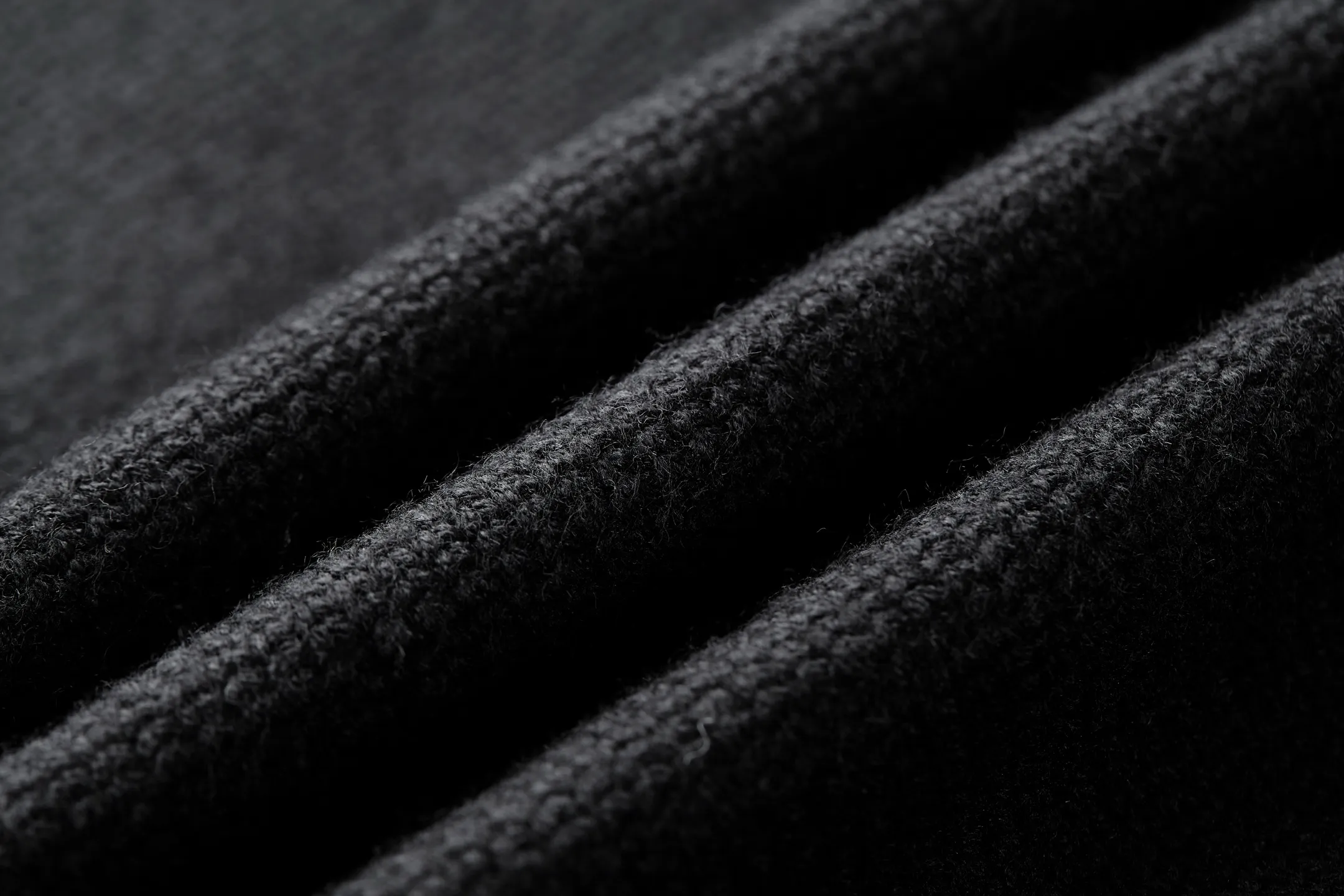 P195 FD 25FW FF提花贴片小熊圆领毛衣 原版11,700购入开发，面料采用50%羊毛，40棉%，10%涤纶。胸前小狗贴布面料采用丝光牛津棉纱布，周边以刺绣包边缝合，饰以FENDI标识logo。标准剪裁圆领套头衫。黑色羊毛纱线材质。定制黑色FF提花大贴片，灵感源自创意总监SilviaVenturiniFendi的爱犬lto。整体走线平直细腻，面料舒适柔软，颜色一致无色差 能与同款搭配营造时尚造型，驾驭各种场合，定制辅料，三标齐全，男女同款。 Size:S-M-L-XL