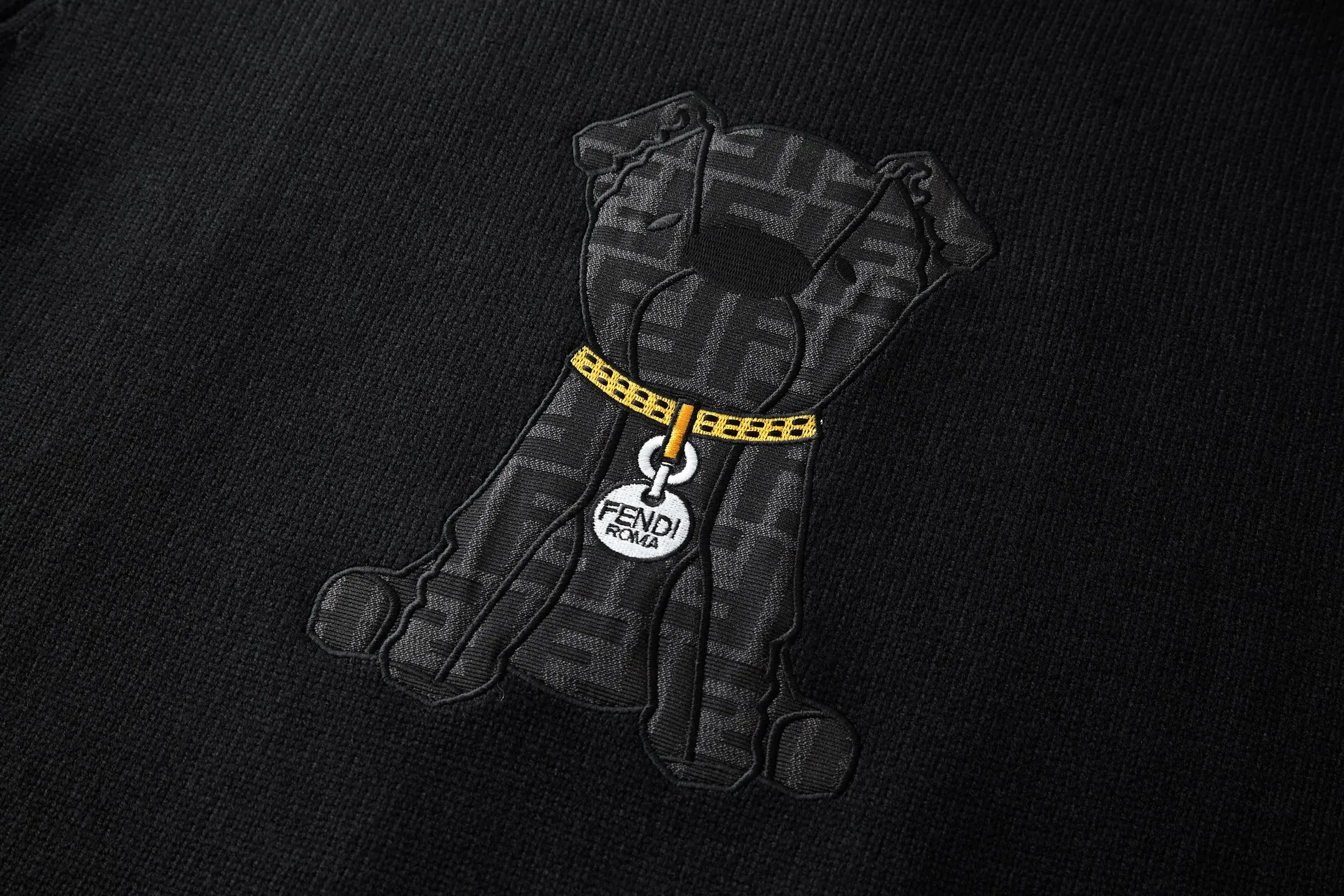 P195 FD 25FW FF提花贴片小熊圆领毛衣 原版11,700购入开发,面料采用50%羊毛,40棉%,10%涤纶。胸前小狗贴布面料采用丝光牛津棉纱布,周边以刺绣包边缝合,饰以FENDI标识logo。标准剪裁圆领套头衫。黑色羊毛纱线材质。定制黑色FF提花大贴片,灵感源自创意总监SilviaVenturiniFendi的爱犬lto。整体走线平直细腻,面料舒适柔软,颜色一致无色差 能与同款搭配营造时尚造型,驾驭各种场合,定制辅料,三标齐全,男女同款。 Size:S-M-L-XL