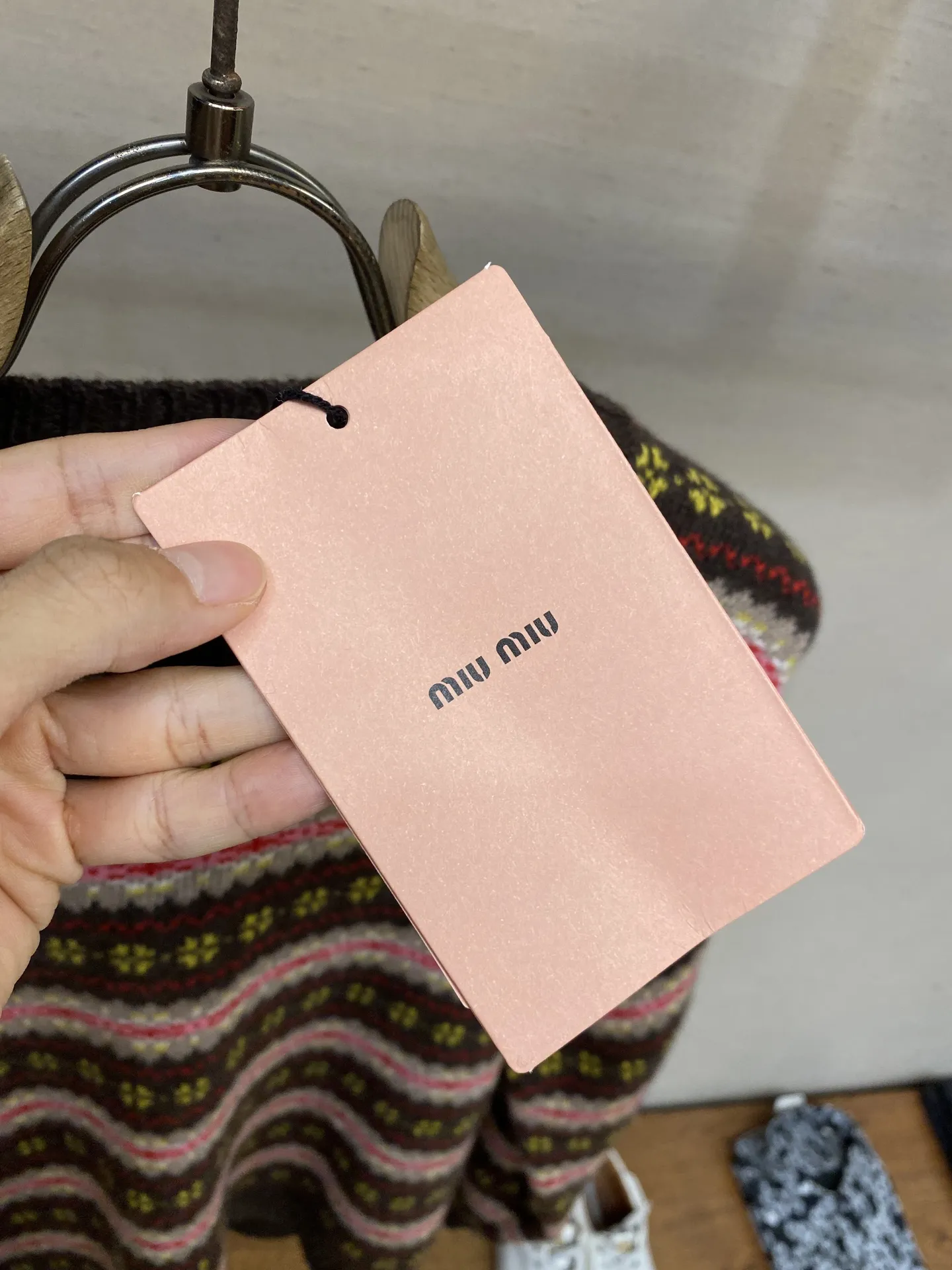 🌟🌟Miu Miu 25新品羊毛条纹毛衣 甄选羊毛面料制作 饰有品牌标识刺绣徽标 复古条纹提花图案 撞色针织饰边 弹力版型 秋冬新品❕ 尺码:S,M,L...