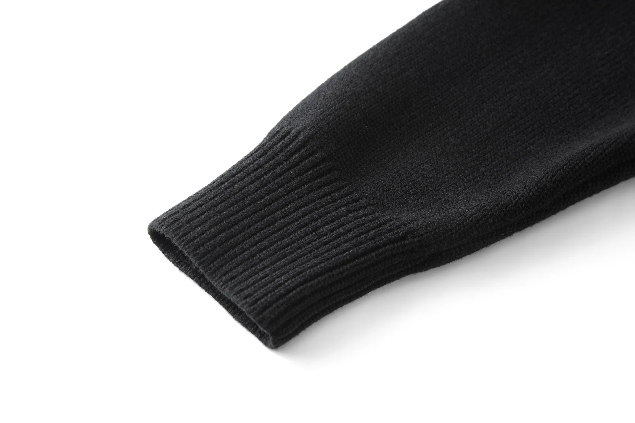 P195 FD 25FW FF提花贴片小熊圆领毛衣 原版11,700购入开发,面料采用50%羊毛,40棉%,10%涤纶。胸前小狗贴布面料采用丝光牛津棉纱布,周边以刺绣包边缝合,饰以FENDI标识logo。标准剪裁圆领套头衫。黑色羊毛纱线材质。定制黑色FF提花大贴片,灵感源自创意总监SilviaVenturiniFendi的爱犬lto。整体走线平直细腻,面料舒适柔软,颜色一致无色差 能与同款搭配营造时尚造型,驾驭各种场合,定制辅料,三标齐全,男女同款。 Size:S-M-L-XL