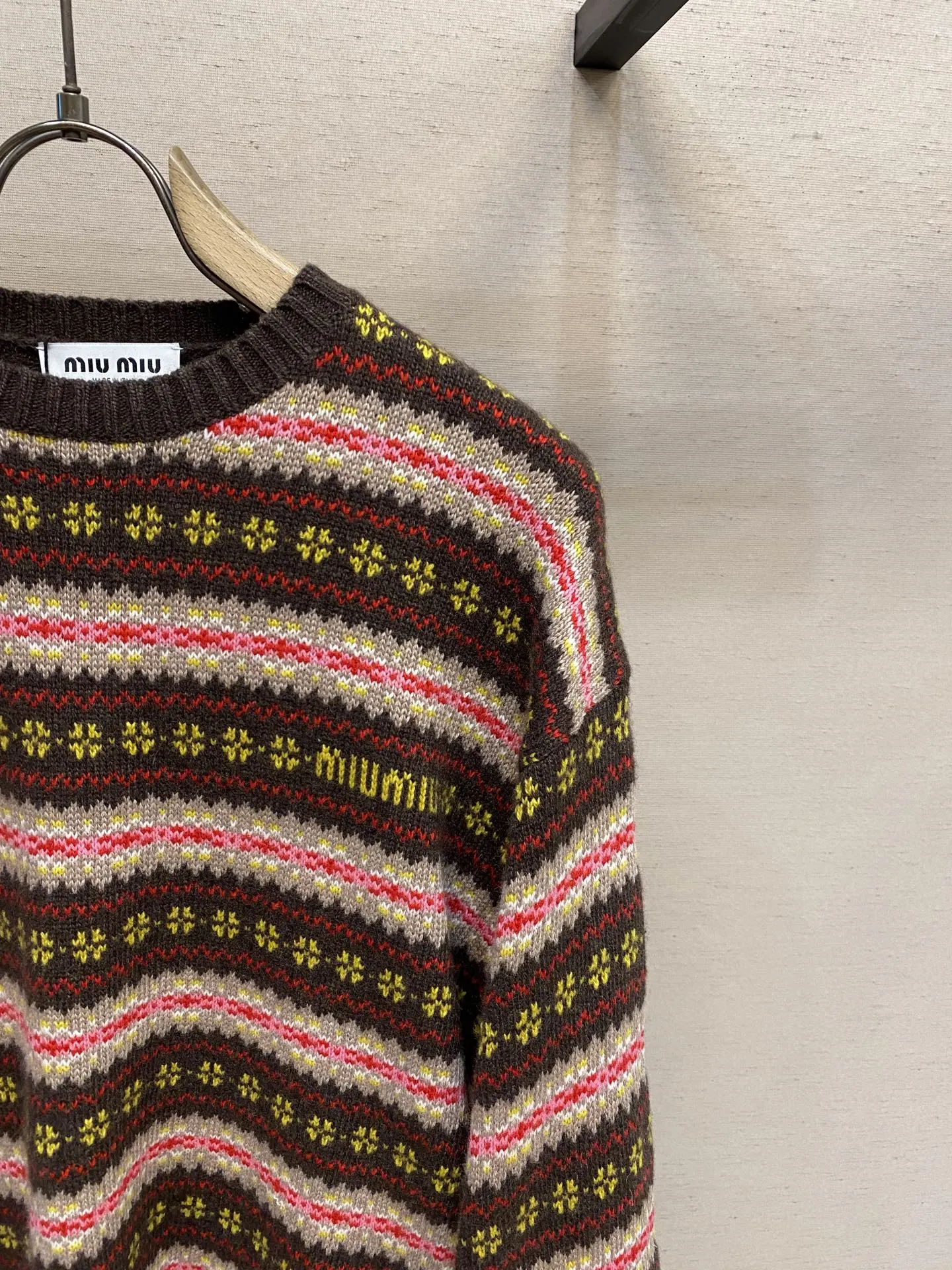 🌟🌟Miu Miu 25新品羊毛条纹毛衣 甄选羊毛面料制作 饰有品牌标识刺绣徽标 复古条纹提花图案 撞色针织饰边 弹力版型 秋冬新品❕ 尺码：S，M，L...