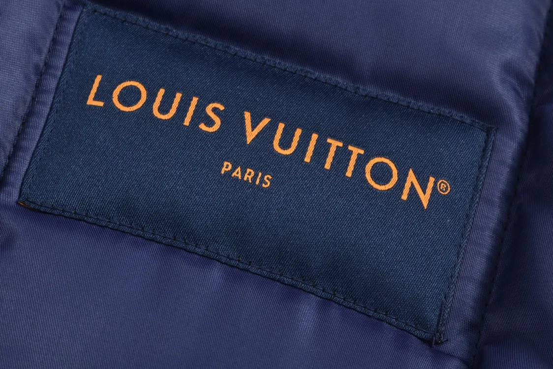 P400 1v 24FW 水钻绣章夹棉棒球服(藏青) 原版30,000购入开发,面料采用锦纶半消光斜纹布,里布采用人丝斜纹缎面,特种绣花机2200#洗水棉,绣竖条间棉里布,门襟采用夹层1200#棉,章仔采用日本进口田岛绣花机刺绣,醋酸斜纹缎面本白色打底,缎面光泽度高作为烫钻底,可以衬托光线更加四散,总共三组花型组成完整章仔图案,水钻位置全部参照原版还原位置,纯手工单规格单颗数位置数量做刷钻模版,采用仿奥钻4里跟2里两种规格,手工刷钻贴膜做烫钻花稿,烫钻花稿纯手工摆章仔,四周角落全部对绣花黑线内里落位 恒温恒时自动化压烫确保耐水洗牢度,成品钻章仔手摇绣花贴前幅裁片,左右片花型做还原花拼接处理,配套1.8cm喷亮面漆四合扣。三标辅料配套齐全,面包服OS廓形剪裁,容纳任何身形,区别市场错色版本。 Size:46-48-50