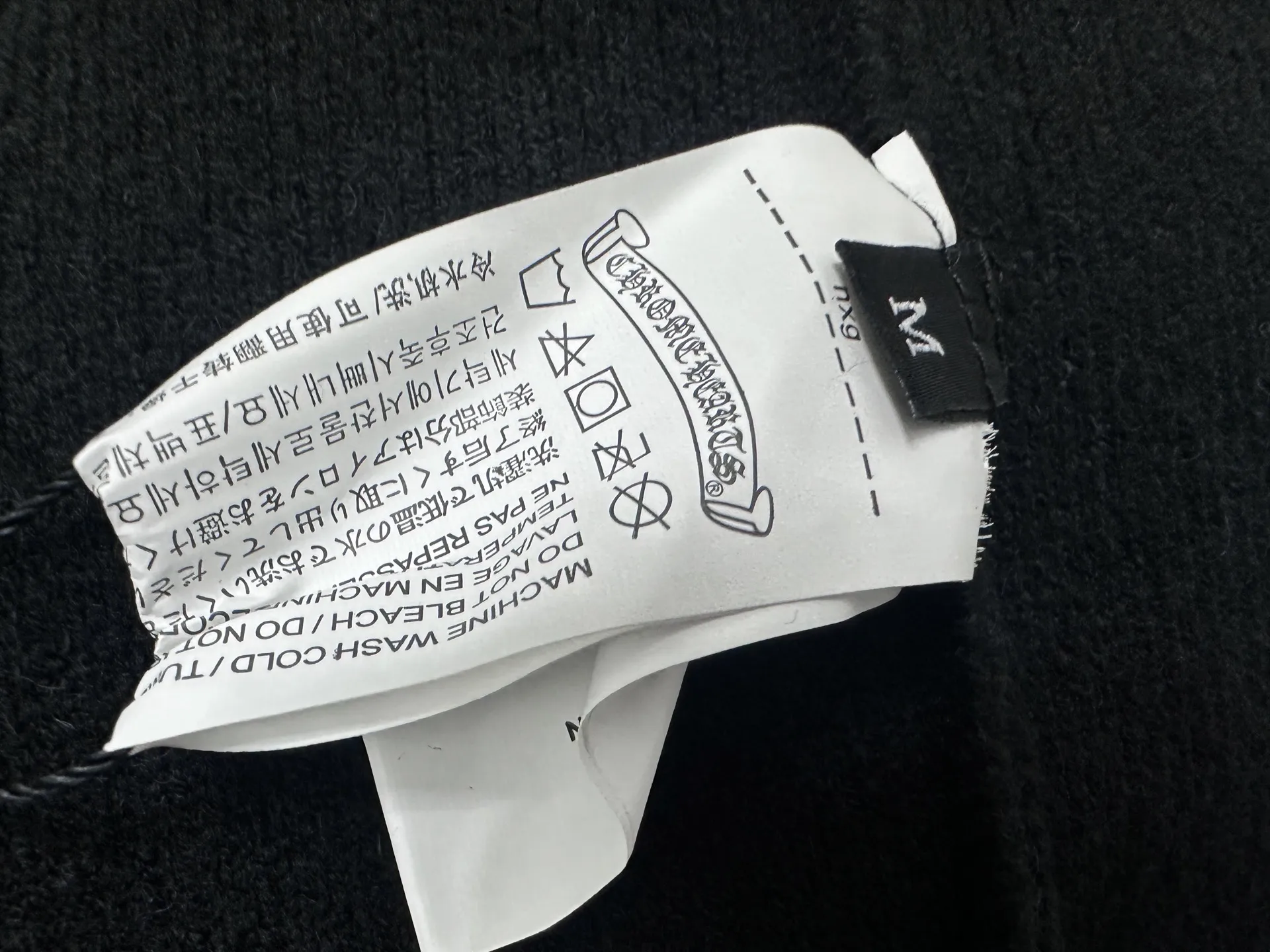 P200 【𝐶ℎ𝑟𝑜𝑚𝑒 𝐻𝑒𝑎𝑟𝑡𝑠】克罗心贴布豹纹皮标针织 历时一个月终于出货了，简直太爱了 上身真的超级帅。随意翻翻街拍 就能发现明星们都把它当作收藏级的，男女轻奢主义通勤必备单品。开发全网最高版本 从打版到做货耗时1个月，订制定制全套辅料，高端大气 档次十足！ 整件为纯棉针织毛线进口机织 颜色：黑色 尺码：S M L