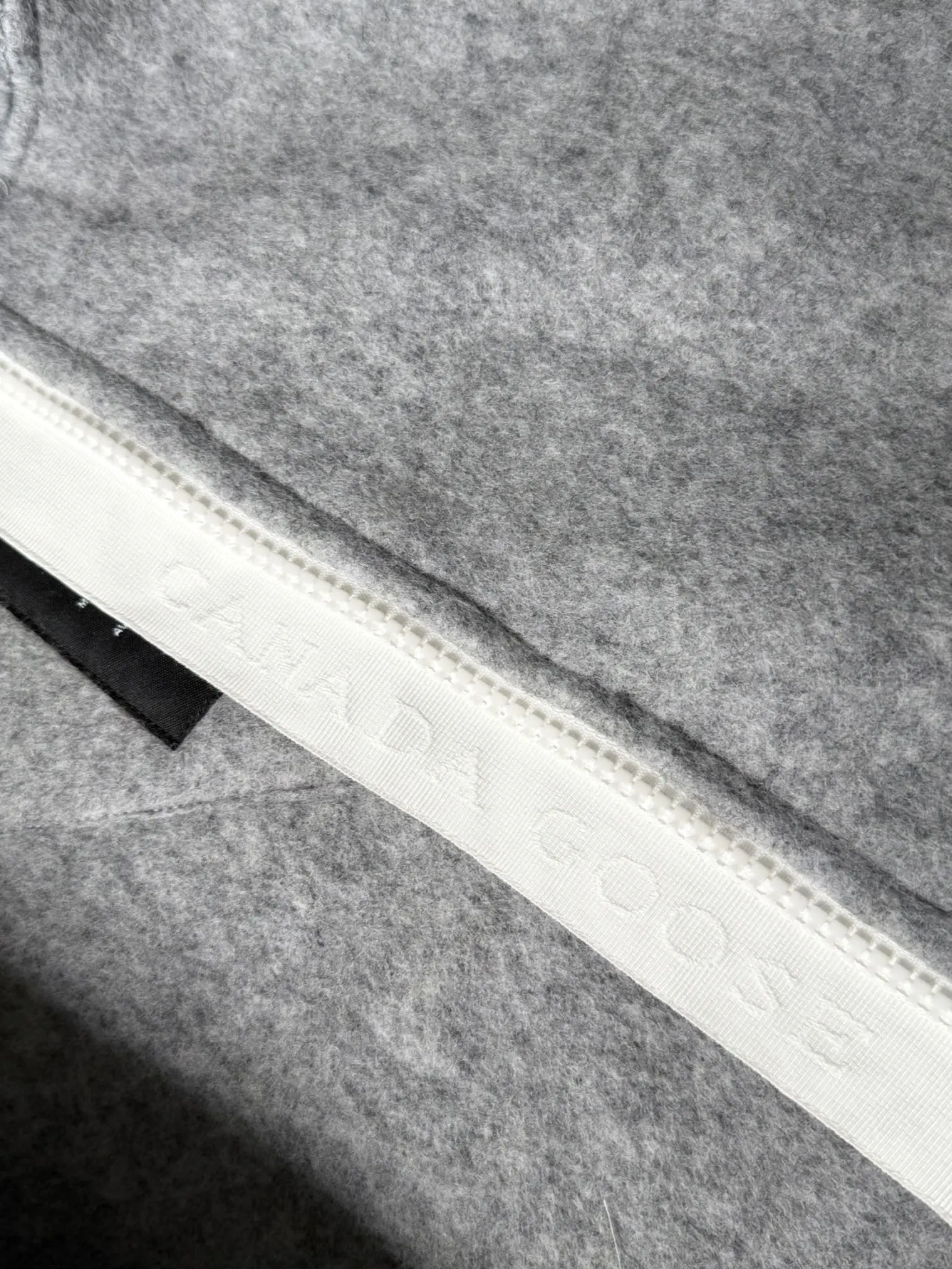 大鹅/Canada Goose抓绒羊毛饰章连帽夹克外套 面料选择: 以羊毛为主体,加入极少量氨纶和聚酯纤维混纺而成的羊毛抓绒面料。羊毛作为核心天然成分,提供无与伦比的温度调节、抑菌防臭和亲肤感。少量氨纶的喂入赋予了面料一定的四向弹性,日常活动时毫无束缚感。作为抓绒结构的基础,聚酯纤维增强了面料的耐久性、抗皱性和快干性,它构成了抓绒的蓬松感,并提供锁住空气等功能。 细节1: 衣袖和下摆采用2乘2罗纹收口,其强大的弹性,可以紧密贴合不同粗细的手腕和腰部,形成一个有效的‘密封’,防止冷风倒灌。在多次拉伸和使用后仍能保持原有形状,不易松垮变形。且罗纹袖口能传递一种设计感,强化视觉美观度。 细节2: 兜帽设计与松紧扣的搭配提升穿戴时的保暖度与防风性能。 辅料:定制弹性抽绳松紧扣定制拉链吊坠定制臂章 尺码:S M L 颜色:黑 灰 咖 米 粉