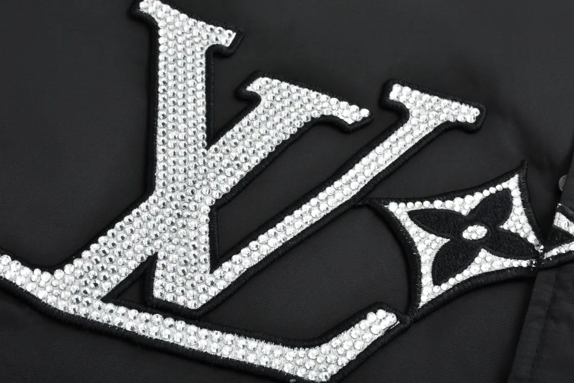 P400 1v 24SS 水钻绣章夹棉棒球服（黑色） 原版28,900购入开发，菲董联名系列。面料采用锦纶半消光斜纹布，里布采用人丝斜纹缎面，特种绣花机2200#洗水棉，绣竖条间棉里布，门襟采用夹层1200#棉，章仔采用日本进口田岛绣花机刺绣，醋酸斜纹缎面本白色打底，缎面光泽度高作为烫钻底，可以衬托光线更加四散，总共三组花型组成完整章仔图案，水钻位置全部参照原版还原位置，纯手工单规格单颗数位置数量做刷钻模版，采用仿奥钻4里跟2里两种规格，手工刷钻贴膜做烫钻花稿，烫钻花稿纯手工摆章仔，四周角落全部对绣花黑线内里落位 恒温恒时自动化压烫确保耐水洗牢度，成品钻章仔手摇绣花贴前幅裁片，左右片花型做还原花拼接处理，配套1.8cm喷亮面漆四合扣。 Size:46-48-50