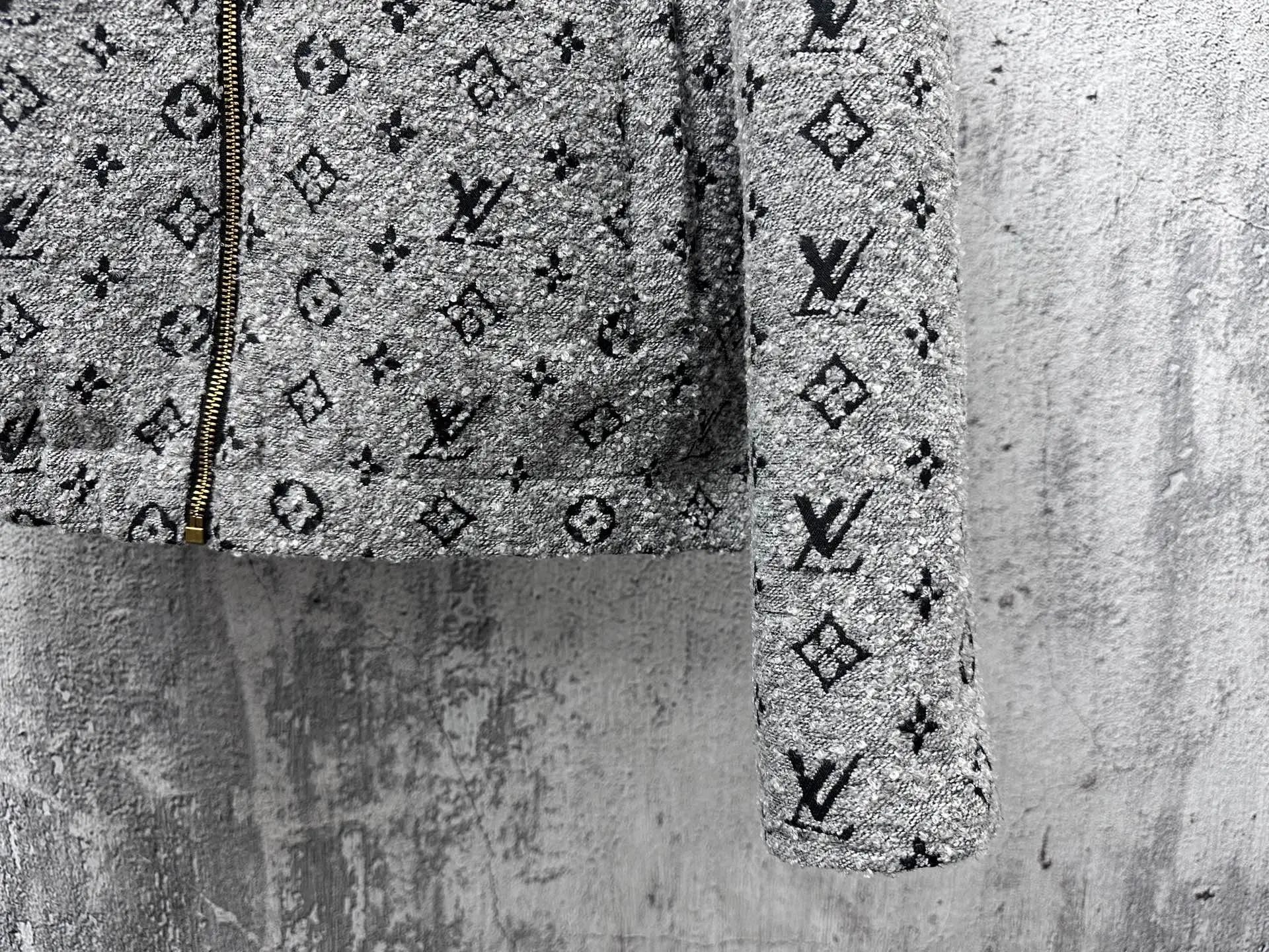 P320 【Louis vuitton】路易25秋冬老花连帽外套 Monogram连帽外套，经典老花图案+高品质羊毛混纺，柔软又保暖!金色拉链和抽绳细节超有秋冬穿超合适人。宽松版辨识度，内衬柔软舒适，男女都能轻松驾驭，休闲or街头风都能搭 尺码：S-XL