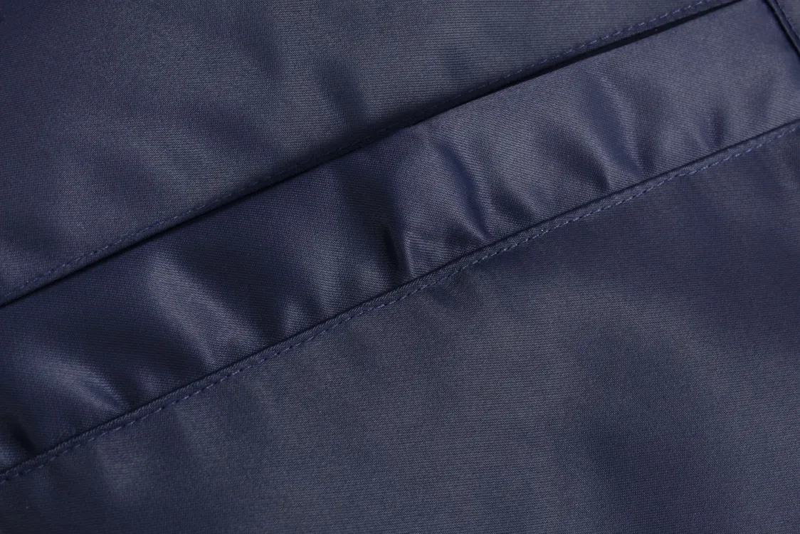 P400 1v 24FW 水钻绣章夹棉棒球服（藏青） 原版30,000购入开发，面料采用锦纶半消光斜纹布，里布采用人丝斜纹缎面，特种绣花机2200#洗水棉，绣竖条间棉里布，门襟采用夹层1200#棉，章仔采用日本进口田岛绣花机刺绣，醋酸斜纹缎面本白色打底，缎面光泽度高作为烫钻底，可以衬托光线更加四散，总共三组花型组成完整章仔图案，水钻位置全部参照原版还原位置，纯手工单规格单颗数位置数量做刷钻模版，采用仿奥钻4里跟2里两种规格，手工刷钻贴膜做烫钻花稿，烫钻花稿纯手工摆章仔，四周角落全部对绣花黑线内里落位 恒温恒时自动化压烫确保耐水洗牢度，成品钻章仔手摇绣花贴前幅裁片，左右片花型做还原花拼接处理，配套1.8cm喷亮面漆四合扣。三标辅料配套齐全，面包服OS廓形剪裁，容纳任何身形，区别市场错色版本。 Size:46-48-50