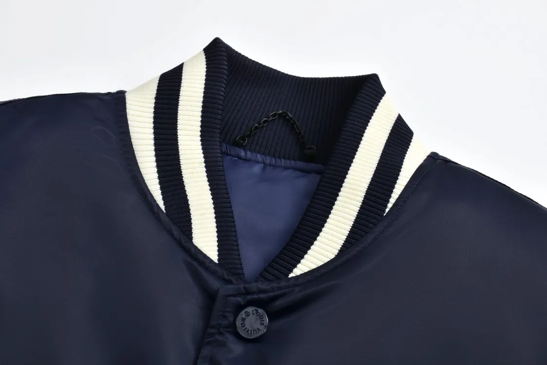 P400 1v 24FW 水钻绣章夹棉棒球服（藏青） 原版30,000购入开发，面料采用锦纶半消光斜纹布，里布采用人丝斜纹缎面，特种绣花机2200#洗水棉，绣竖条间棉里布，门襟采用夹层1200#棉，章仔采用日本进口田岛绣花机刺绣，醋酸斜纹缎面本白色打底，缎面光泽度高作为烫钻底，可以衬托光线更加四散，总共三组花型组成完整章仔图案，水钻位置全部参照原版还原位置，纯手工单规格单颗数位置数量做刷钻模版，采用仿奥钻4里跟2里两种规格，手工刷钻贴膜做烫钻花稿，烫钻花稿纯手工摆章仔，四周角落全部对绣花黑线内里落位 恒温恒时自动化压烫确保耐水洗牢度，成品钻章仔手摇绣花贴前幅裁片，左右片花型做还原花拼接处理，配套1.8cm喷亮面漆四合扣。三标辅料配套齐全，面包服OS廓形剪裁，容纳任何身形，区别市场错色版本。 Size:46-48-50