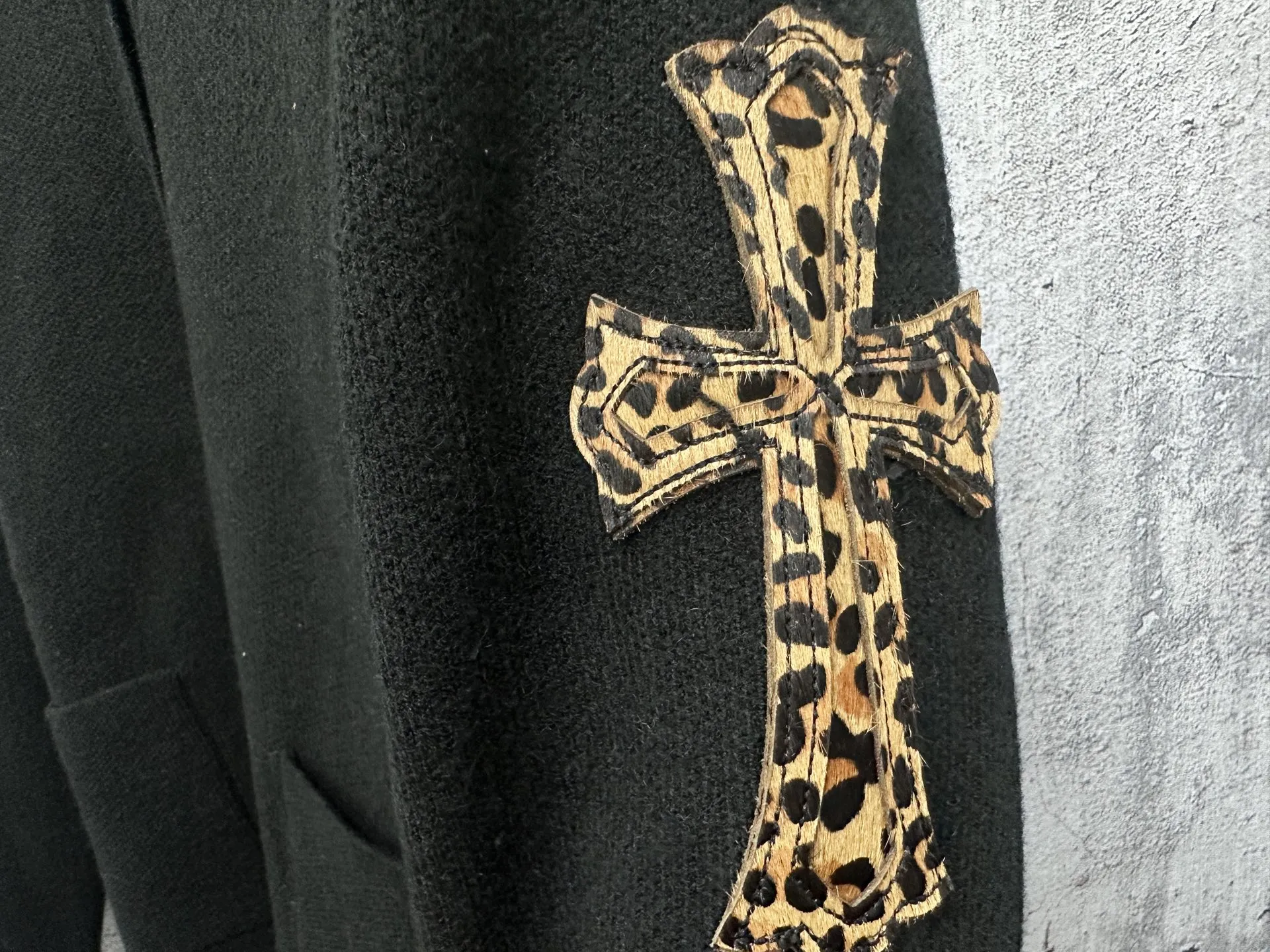 P200 【𝐶ℎ𝑟𝑜𝑚𝑒 𝐻𝑒𝑎𝑟𝑡𝑠】克罗心贴布豹纹皮标针织 历时一个月终于出货了,简直太爱了 上身真的超级帅。随意翻翻街拍 就能发现明星们都把它当作收藏级的,男女轻奢主义通勤必备单品。开发全网最高版本 从打版到做货耗时1个月,订制定制全套辅料,高端大气 档次十足! 整件为纯棉针织毛线进口机织 颜色:黑色 尺码:S M L