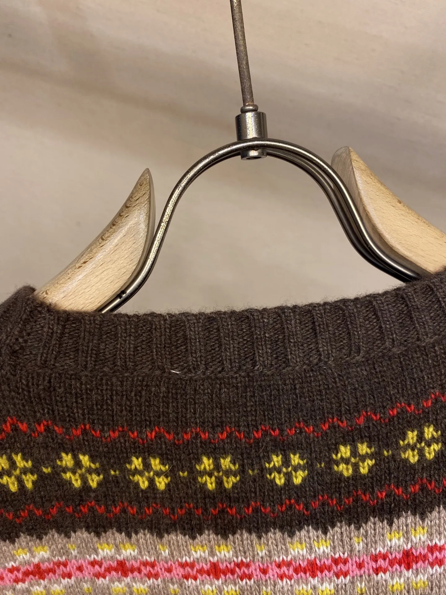 🌟🌟Miu Miu 25新品羊毛条纹毛衣 甄选羊毛面料制作 饰有品牌标识刺绣徽标 复古条纹提花图案 撞色针织饰边 弹力版型 秋冬新品❕ 尺码：S，M，L...