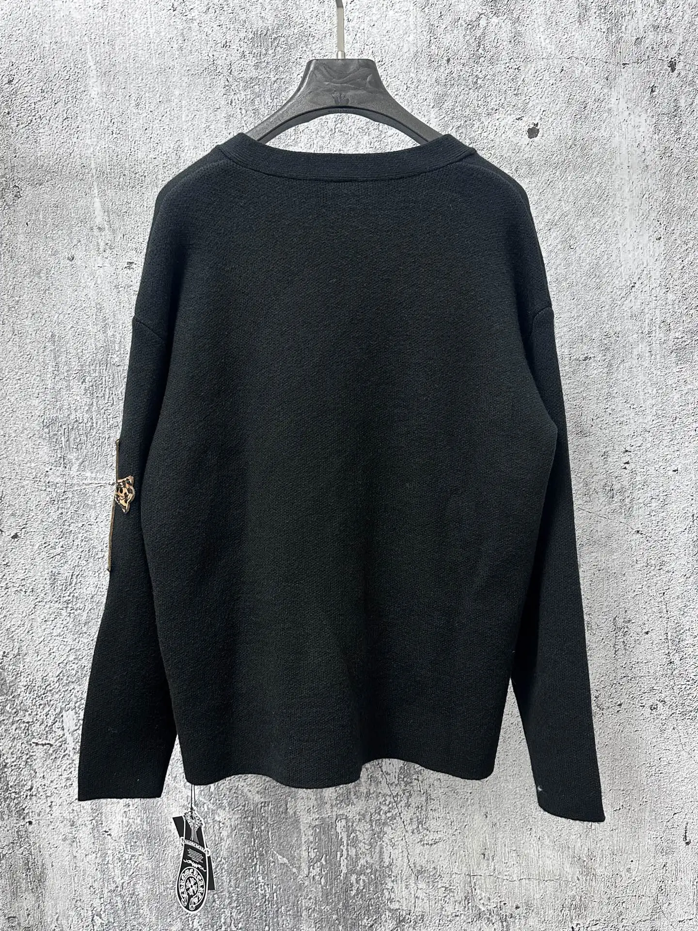 P200 【𝐶ℎ𝑟𝑜𝑚𝑒 𝐻𝑒𝑎𝑟𝑡𝑠】克罗心贴布豹纹皮标针织 历时一个月终于出货了，简直太爱了 上身真的超级帅。随意翻翻街拍 就能发现明星们都把它当作收藏级的，男女轻奢主义通勤必备单品。开发全网最高版本 从打版到做货耗时1个月，订制定制全套辅料，高端大气 档次十足！ 整件为纯棉针织毛线进口机织 颜色：黑色 尺码：S M L