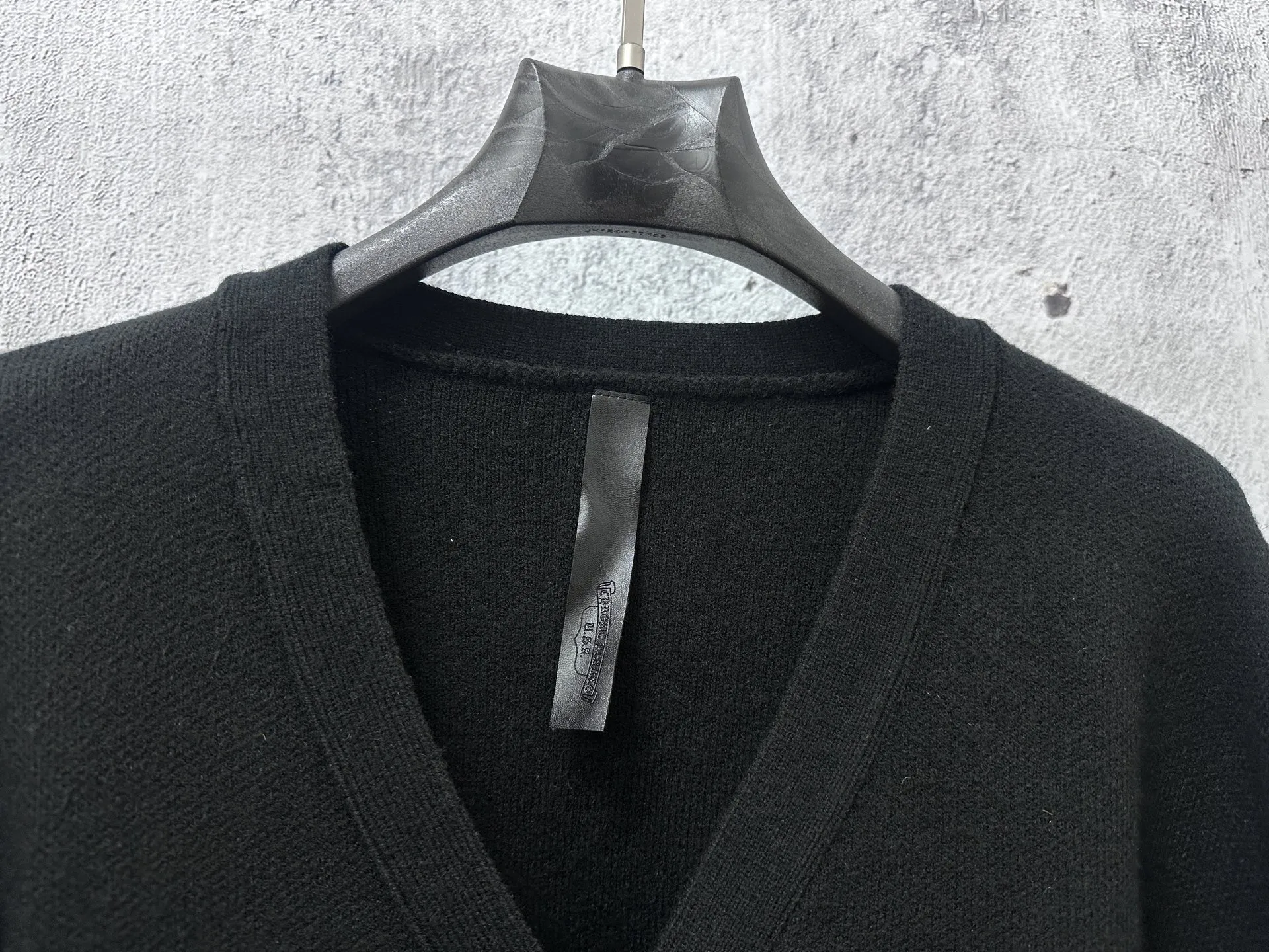 P200 【𝐶ℎ𝑟𝑜𝑚𝑒 𝐻𝑒𝑎𝑟𝑡𝑠】克罗心贴布豹纹皮标针织 历时一个月终于出货了，简直太爱了 上身真的超级帅。随意翻翻街拍 就能发现明星们都把它当作收藏级的，男女轻奢主义通勤必备单品。开发全网最高版本 从打版到做货耗时1个月，订制定制全套辅料，高端大气 档次十足！ 整件为纯棉针织毛线进口机织 颜色：黑色 尺码：S M L