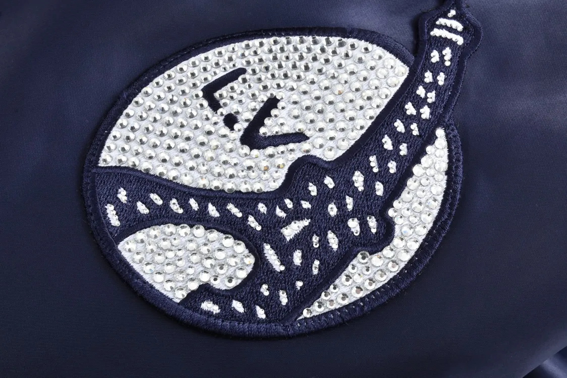 P400 1v 24FW 水钻绣章夹棉棒球服(藏青) 原版30,000购入开发,面料采用锦纶半消光斜纹布,里布采用人丝斜纹缎面,特种绣花机2200#洗水棉,绣竖条间棉里布,门襟采用夹层1200#棉,章仔采用日本进口田岛绣花机刺绣,醋酸斜纹缎面本白色打底,缎面光泽度高作为烫钻底,可以衬托光线更加四散,总共三组花型组成完整章仔图案,水钻位置全部参照原版还原位置,纯手工单规格单颗数位置数量做刷钻模版,采用仿奥钻4里跟2里两种规格,手工刷钻贴膜做烫钻花稿,烫钻花稿纯手工摆章仔,四周角落全部对绣花黑线内里落位 恒温恒时自动化压烫确保耐水洗牢度,成品钻章仔手摇绣花贴前幅裁片,左右片花型做还原花拼接处理,配套1.8cm喷亮面漆四合扣。三标辅料配套齐全,面包服OS廓形剪裁,容纳任何身形,区别市场错色版本。 Size:46-48-50