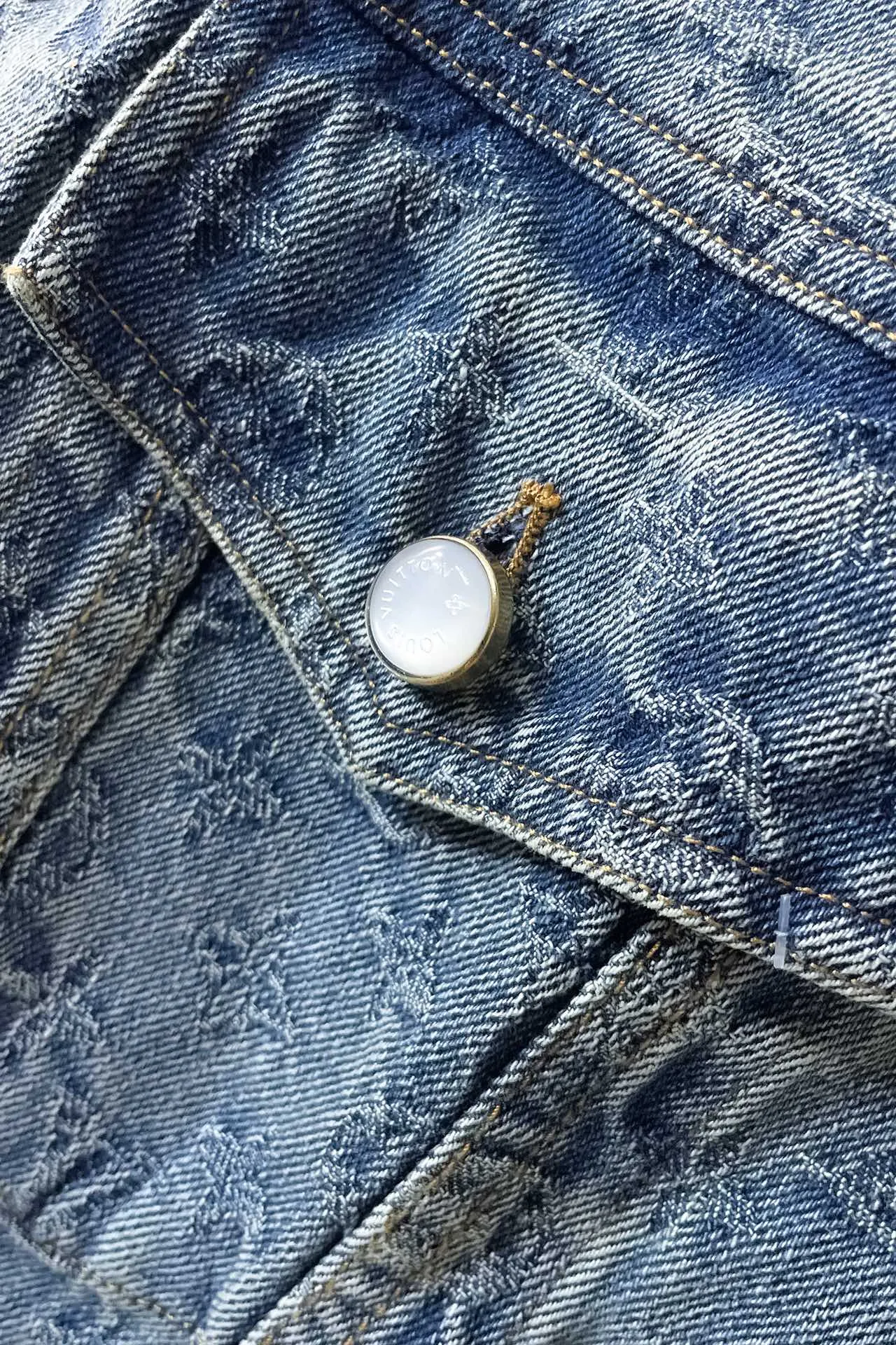 上衣 裤子 I768 LV🔥驴牌 24ss新款时装秀的牛仔闪烁迷人，令日间造型更见出众。 采用牛仔布缝制，满印Monogram提花图案， 这款可配搭同系列，缔造夺目出众的造型。 男女同款 码数：S- XL 三标齐全 可拆卖