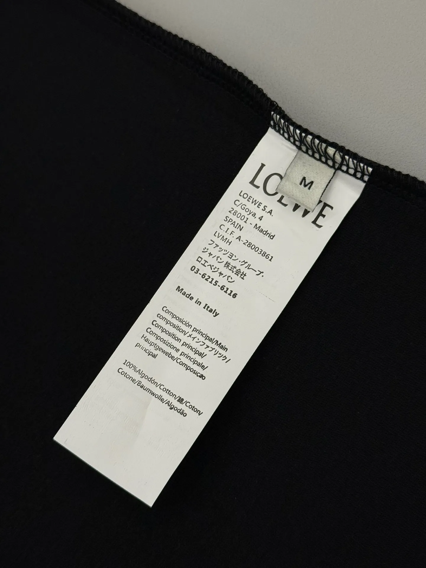 🔥🔥P95 [高版本] Loewe 罗意威 秋冬高领打底刺绣短袖T恤 定织定染350珠地空气棉面料。 胸前刺绣logo配置小白兔特色效果和后片刺绣logo图案采用凸起刺绣针艺， 精细的细节处理，造就了立体浮雕的刺绣效果。 经典商标字母设计，上身超赞.男女同款。 𝐂𝐎𝐋𝐎𝐔𝐑：白色 黑色 𝐒𝐈𝐙𝐄: S一XL