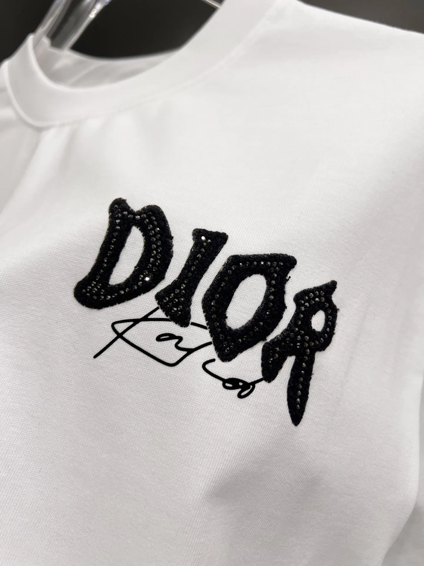 P80 Dio* 迪奥 2025秋冬新款 经典字母立体贴布工艺 简约大方 定制双纱平纹纯棉面料 短袖T恤 男女同款 尺码S M L XL XXL 五个码 黑色 白色