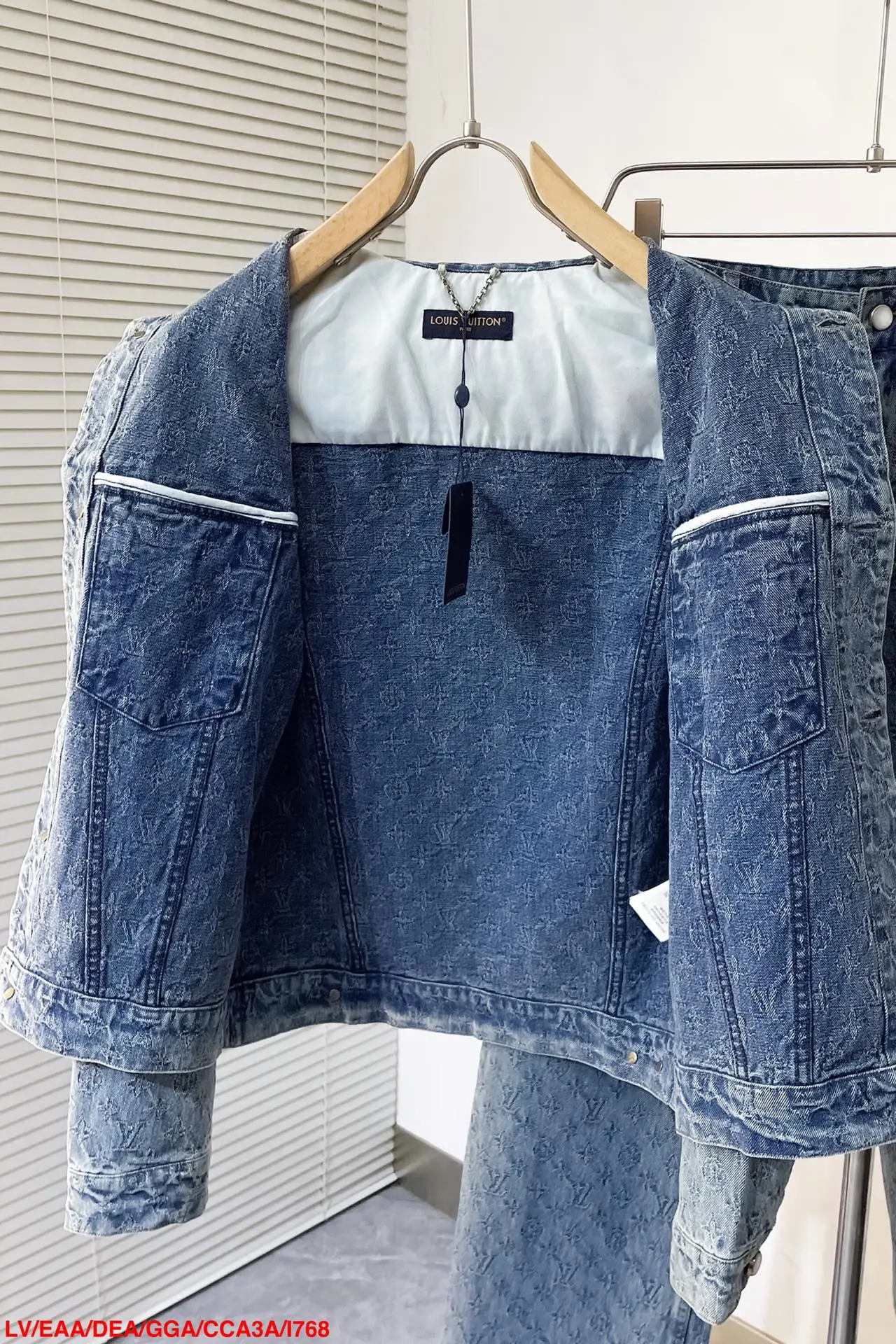 上衣 裤子 I768 LV🔥驴牌 24ss新款时装秀的牛仔闪烁迷人,令日间造型更见出众。 采用牛仔布缝制,满印Monogram提花图案, 这款可配搭同系列,缔造夺目出众的造型。 男女同款 码数:S- XL 三标齐全 可拆卖