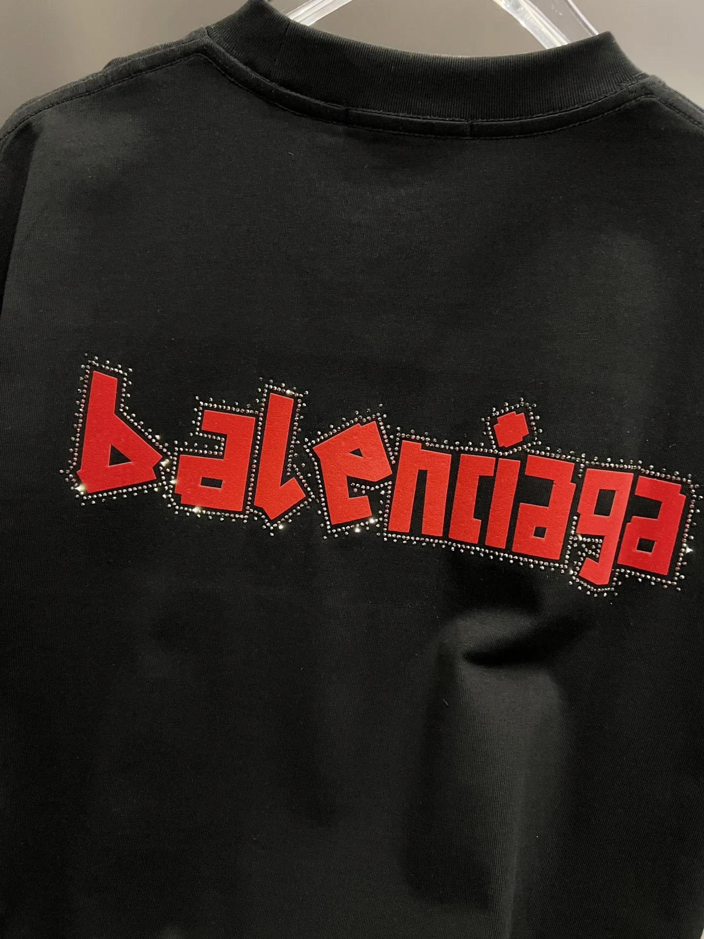 P80 BAL 巴黎世家 2025秋冬新款 短袖T恤 经典logo印花+烫钻工艺 男女同款宽松版 S M L XL XXL 五个码 颜色:黑色 白色 安哥拉红