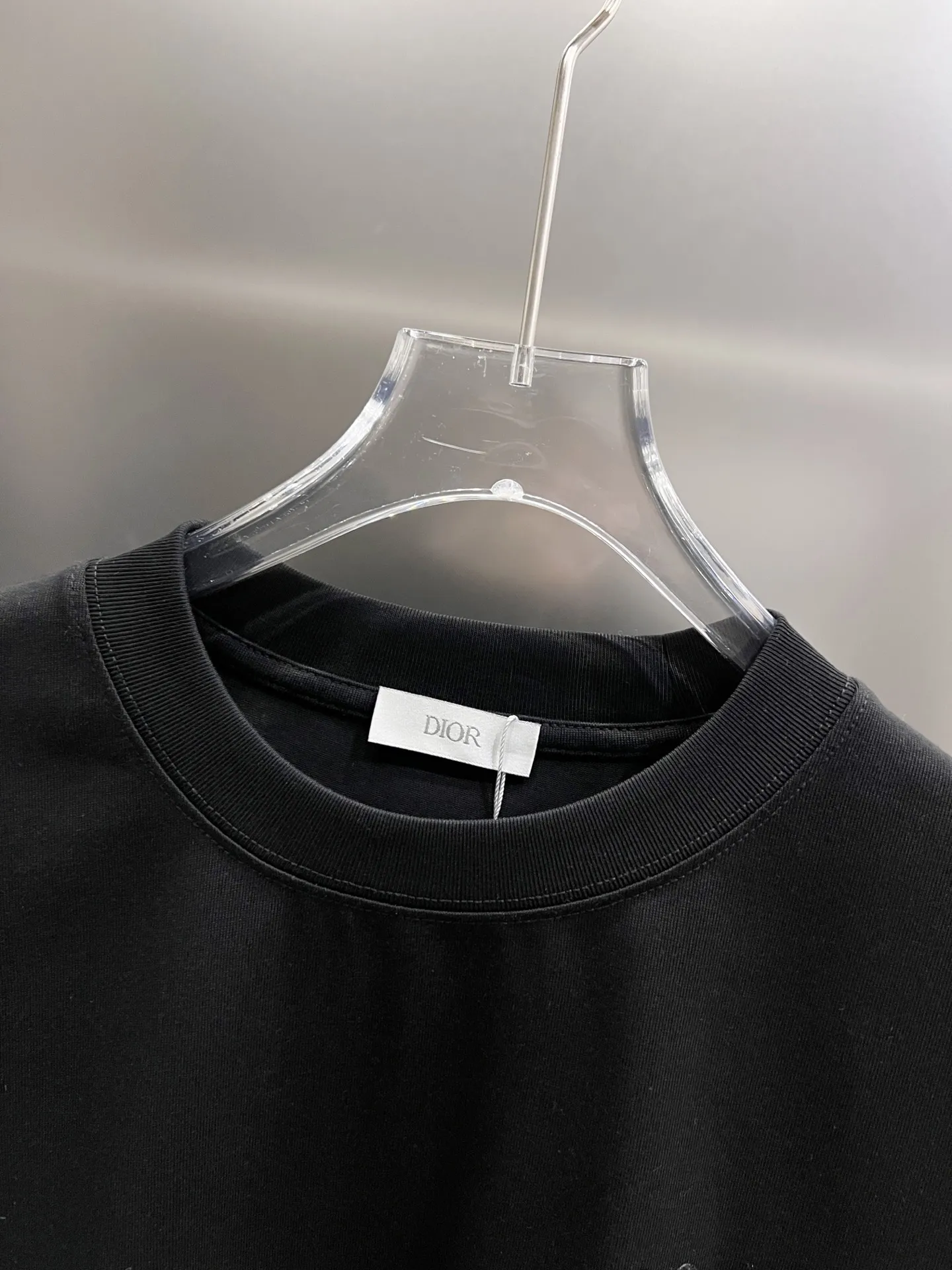 P80 Dio* 迪奥 2025秋冬新款 经典字母立体贴布工艺 简约大方 定制双纱平纹纯棉面料 短袖T恤 男女同款 尺码S M L XL XXL 五个码 黑色 白色