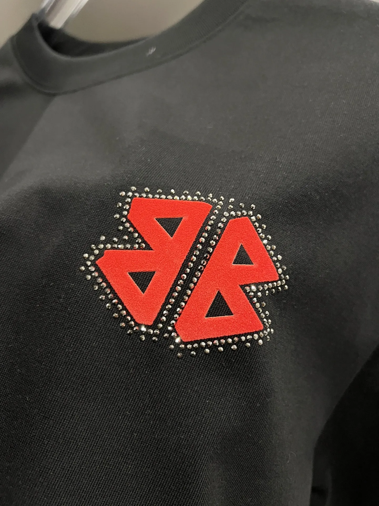 P80 BAL 巴黎世家 2025秋冬新款 短袖T恤 经典logo印花+烫钻工艺 男女同款宽松版 S M L XL XXL 五个码 颜色:黑色 白色 安哥拉红