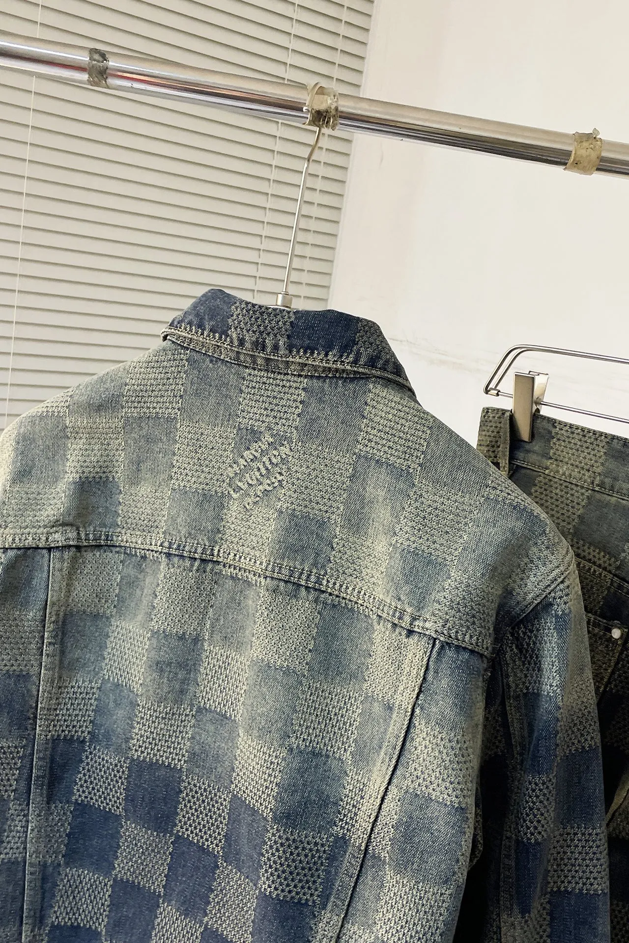 上衣 裤子 H244 LVV、25FW 棋盘格怀旧牛仔 原24,400购入,这款经典牛仔以标志性的3D Damier为特色,其纹理提花和“Marque L.Vuitton déposée”标志融为一体。这款最新版本采用水洗牛仔面料制成,面料采用定织粗斜纹布丹宁牛仔布,定染对色靛蓝效果做3D方格提花工艺。通过色织提花工艺,在织布过程中直接织入各种花纹和图案,使得牛仔布表面呈现出更加丰富的纹理和视觉效果。面料通过砂洗工艺和特殊的染色技术,洗涤后牛仔布的自然磨损和褪色效果,呈现出做旧的效果,使其看起来更加复古和具有历史感。对花对位贴袋设计,门槛采用新款珍珠扣做开合,珍珠面刻字清晰细腻、环保电镀,真皮吊钩搭配古铜链条,全套开模定制五金配件,三标辅料配备齐全。翻领设计和系扣袖口凝聚当季丹迪风采,修身直筒版型剪裁,与同款搭配相宜,独家首发出货。 尺码:S-XL 三标齐全 可拆卖