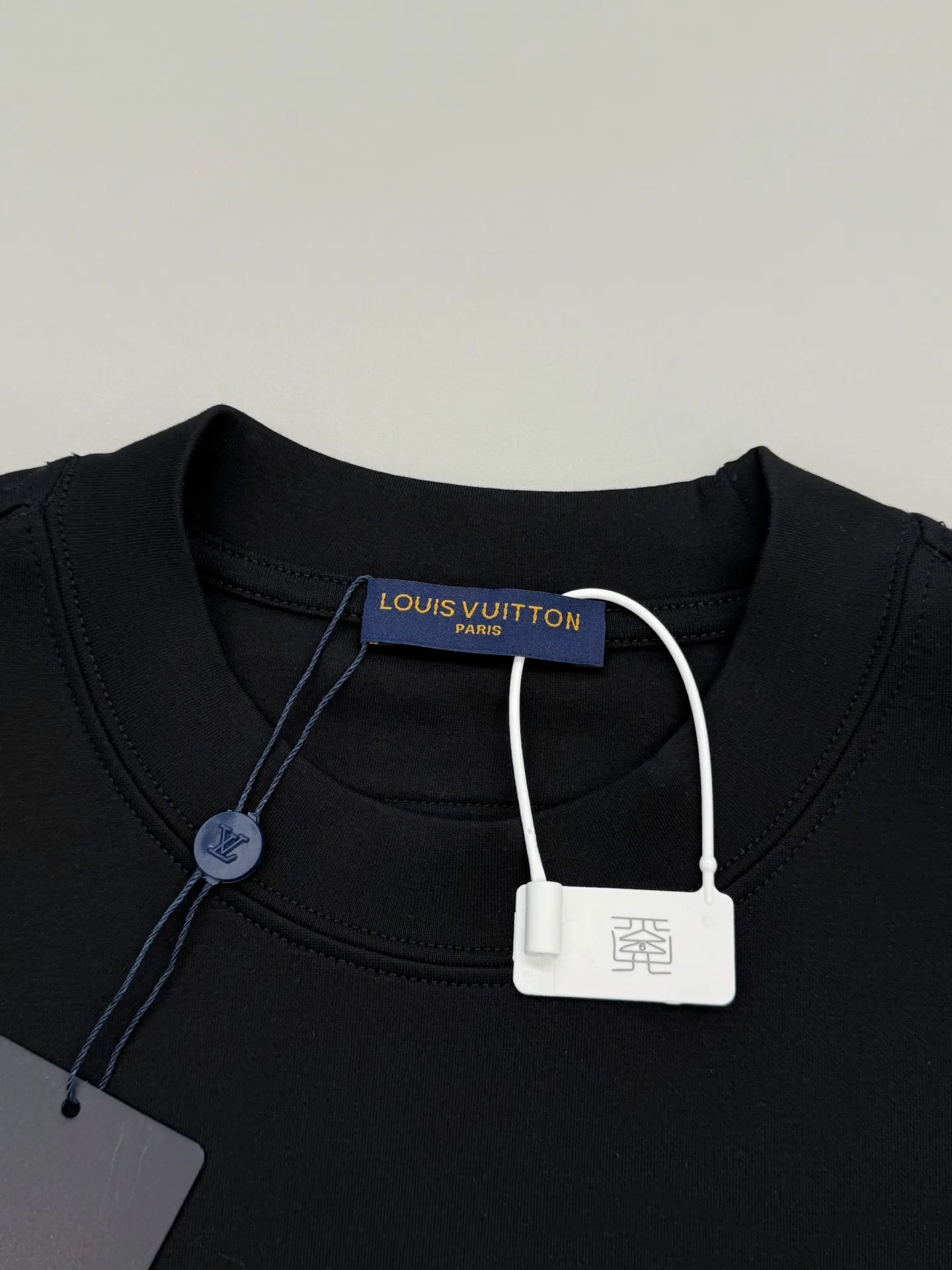 🔥🔥P95 [高版本] Louis Vuitton* 路易威登 秋冬高领打底刺绣短袖T恤 购入原版开模打造，全套定制辅料，所有细节完美还原 定织定染350珠地空气棉面料。 刺绣:胸前logo刺绣钻石绣法，衣脚logo标志刺绣字母图案平针刺绣针艺， 精细的细节处理，造就了微立体浮雕的刺绣效果。经典商标字母设计， 上身超赞.男女同款。 𝐂𝐎𝐋𝐎𝐔𝐑：白色 黑色 𝐒𝐈𝐙𝐄: S一XL