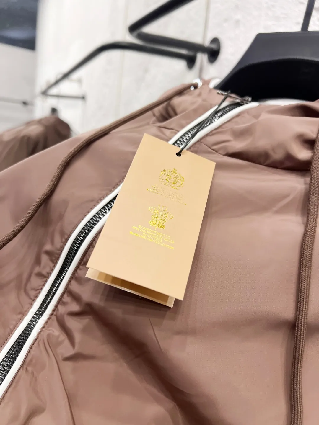 P240 巴宝利 官网同款，三标齐全，提前发售！25ss秋冬新款男士夹克外套， [强] 原单三标齐全高端版本！专柜定制面料 透气舒适度高，细节无可挑剔，品牌元素设计理念，体现高品质。手感细腻柔软！呈现休闲裁剪，上身版型超赞！男女同款 黑白两色 码数：M～3XL