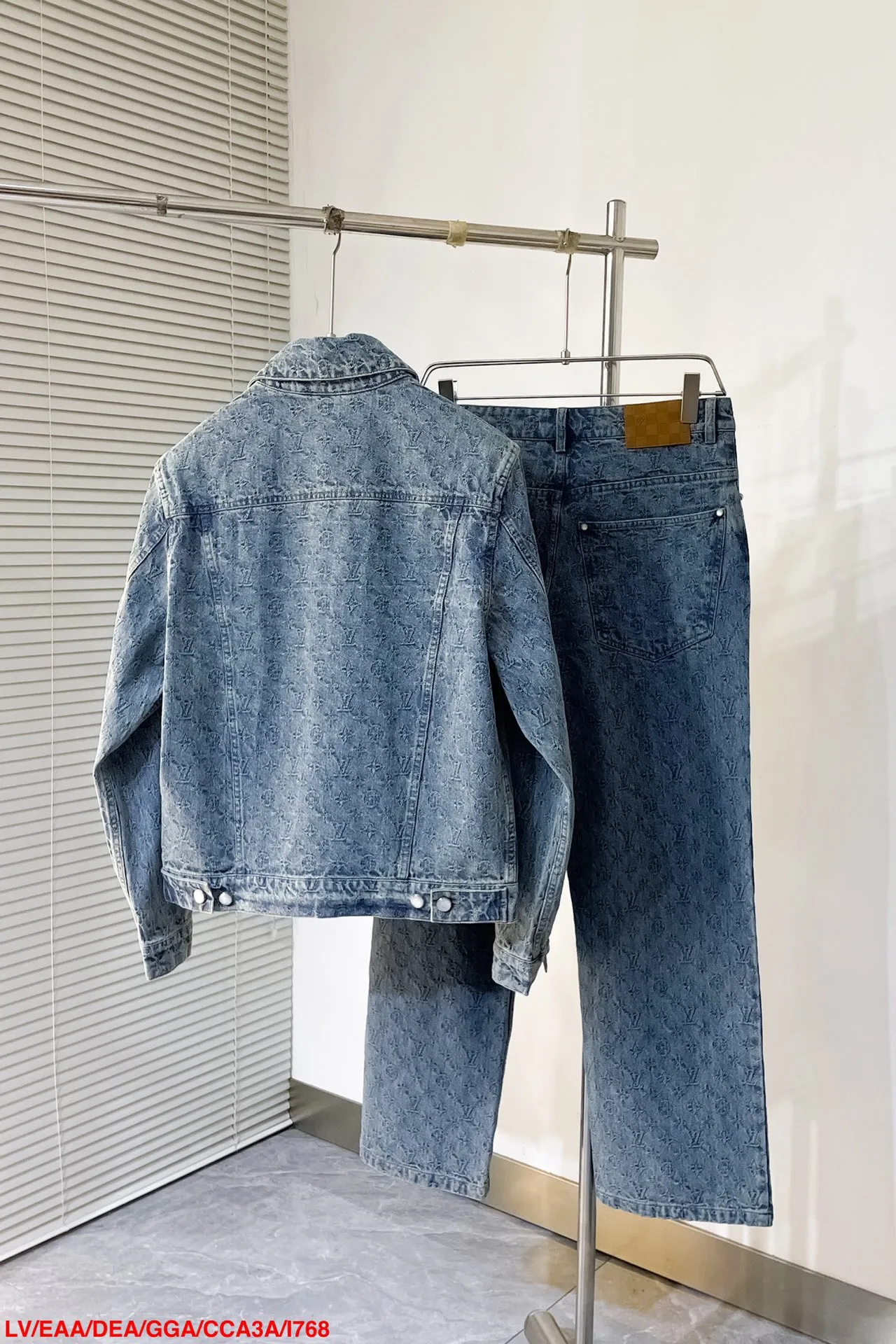 上衣 裤子 I768 LV🔥驴牌 24ss新款时装秀的牛仔闪烁迷人,令日间造型更见出众。 采用牛仔布缝制,满印Monogram提花图案, 这款可配搭同系列,缔造夺目出众的造型。 男女同款 码数:S- XL 三标齐全 可拆卖