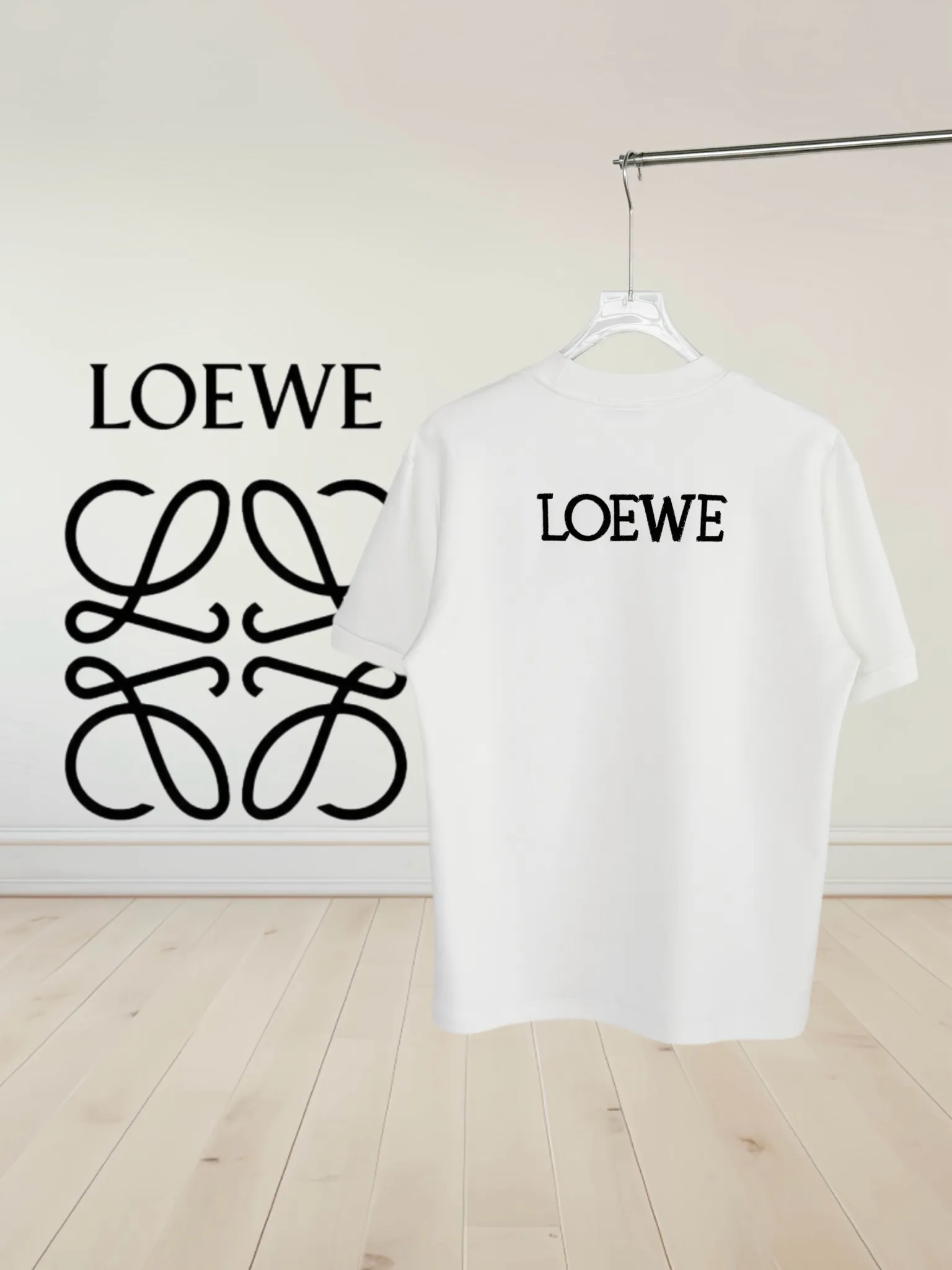 🔥🔥P95 [高版本] Loewe 罗意威 秋冬高领打底刺绣短袖T恤 定织定染350珠地空气棉面料。 胸前刺绣logo配置小白兔特色效果和后片刺绣logo图案采用凸起刺绣针艺， 精细的细节处理，造就了立体浮雕的刺绣效果。 经典商标字母设计，上身超赞.男女同款。 𝐂𝐎𝐋𝐎𝐔𝐑：白色 黑色 𝐒𝐈𝐙𝐄: S一XL