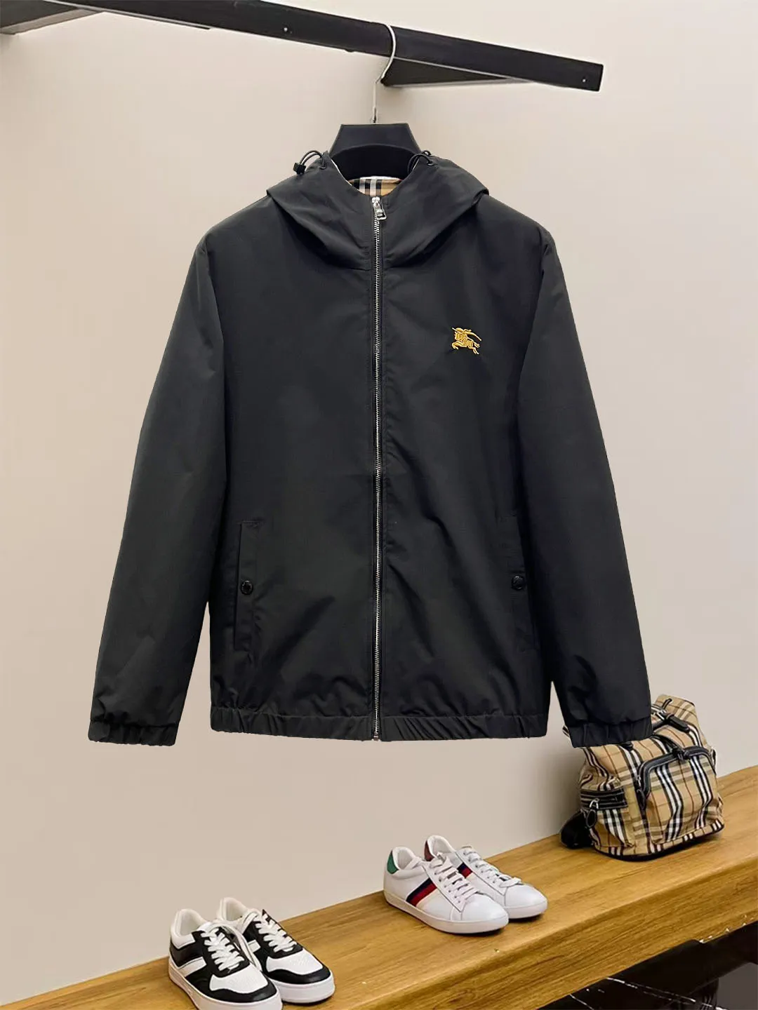 P240 巴宝利 官网同款，三标齐全，提前发售！25ss秋冬新款男士夹克外套， [强] 原单三标齐全高端版本！专柜定制面料 透气舒适度高，细节无可挑剔，品牌元素设计理念，体现高品质。手感细腻柔软！呈现休闲裁剪，上身版型超赞！男女同款 黑白两色 码数：M～3XL