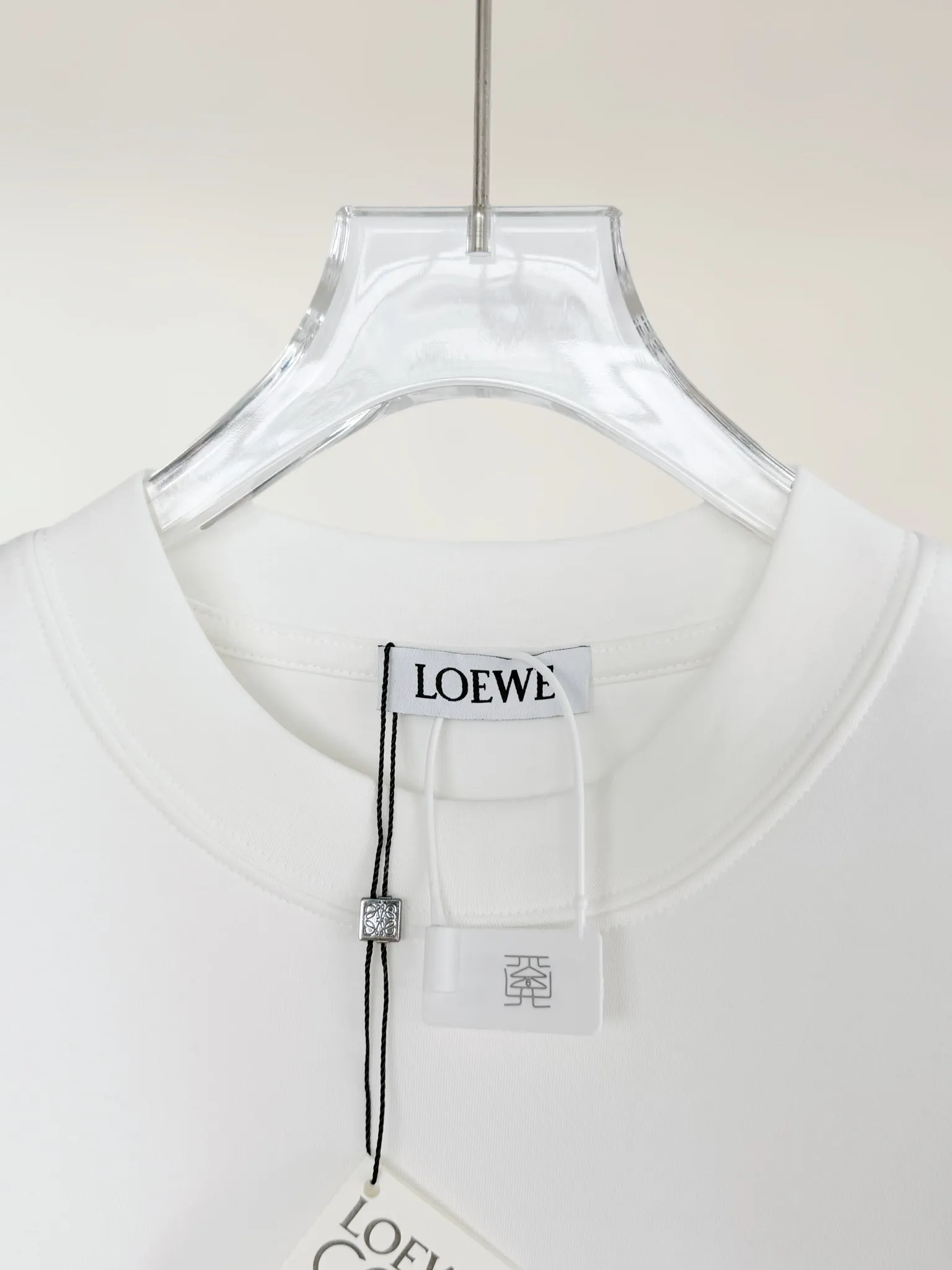 🔥🔥P95 [高版本] Loewe 罗意威 秋冬高领打底刺绣短袖T恤 定织定染350珠地空气棉面料。 胸前刺绣logo配置小白兔特色效果和后片刺绣logo图案采用凸起刺绣针艺， 精细的细节处理，造就了立体浮雕的刺绣效果。 经典商标字母设计，上身超赞.男女同款。 𝐂𝐎𝐋𝐎𝐔𝐑：白色 黑色 𝐒𝐈𝐙𝐄: S一XL