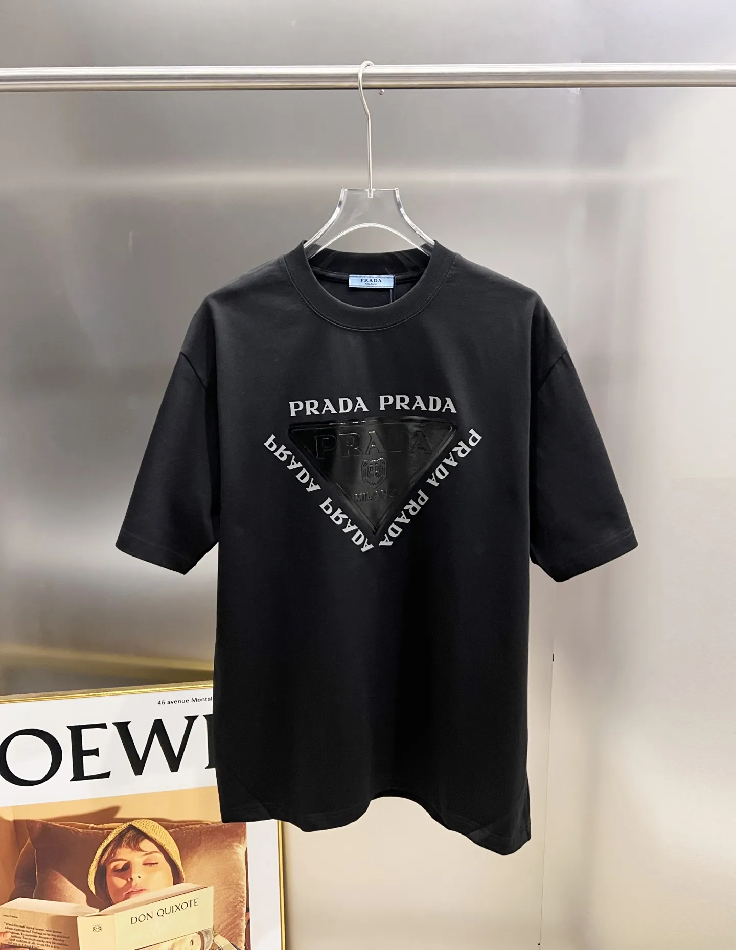 P80 普拉*达 prad* 2025秋冬新款 短袖T恤 个性经典立体字母亮面印花工艺 高端版本!专柜定制面料 透气舒适度高,男女同款宽松版 S M L XL XXL 五个码 黑色 白色