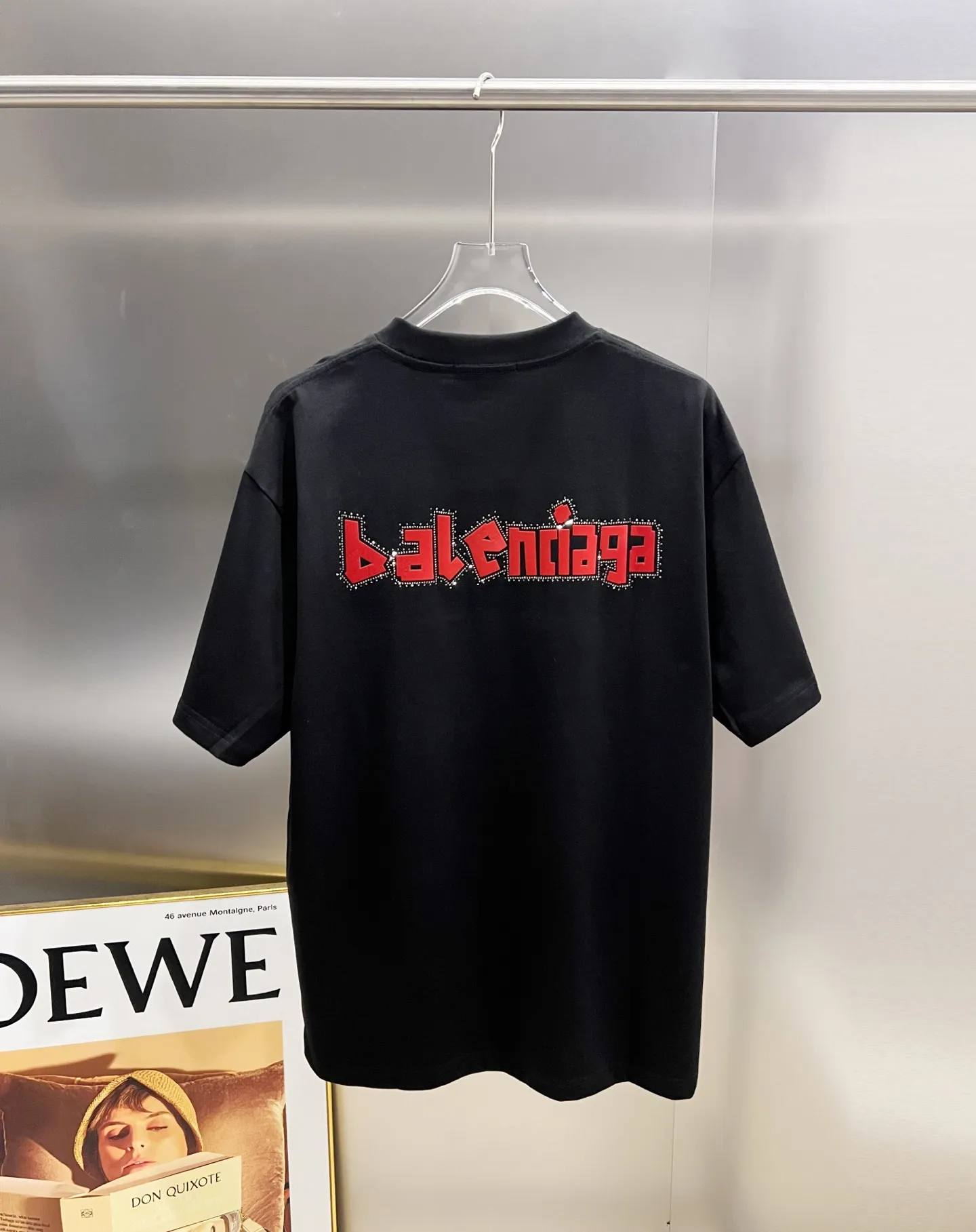 P80 BAL 巴黎世家 2025秋冬新款 短袖T恤 经典logo印花+烫钻工艺 男女同款宽松版 S M L XL XXL 五个码 颜色：黑色 白色 安哥拉红