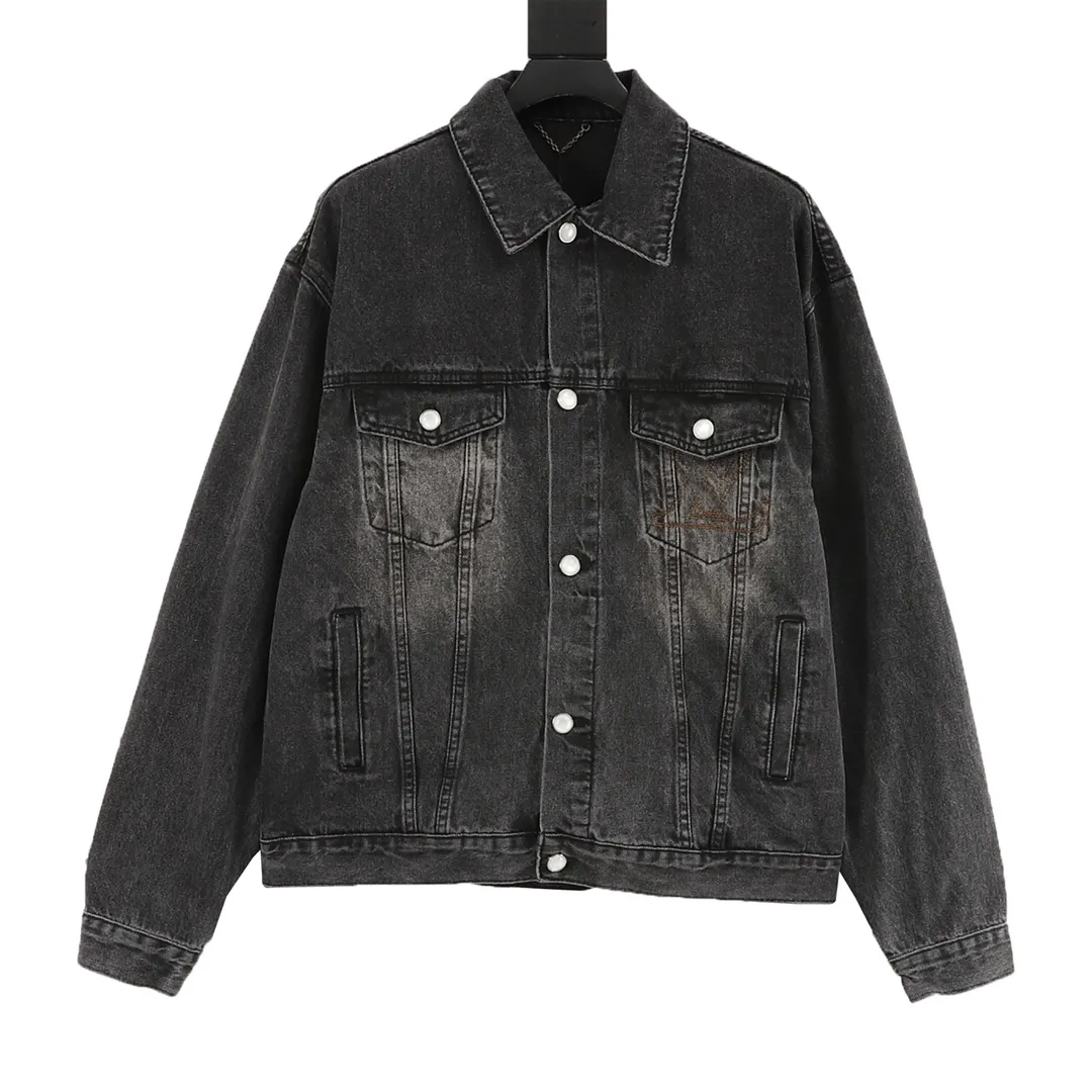 LOUISVUITTONLV刺绣口袋砂洗丹宁套装牛仔外套 原版16000购入，LV牛仔夹克采用430g重磅牛仔布料，重工炒盐洗水后版型透气舒适，洗水色泽媲美YB效果，明显刺绣工艺，logo低调奢华大方，原版开模珍珠纽扣，棋盘皮牌，口袋精致绣花，效果超好！搭配同款牛仔长裤，时尚感十足！男女同款 颜色:水洗黑 Size：46-52