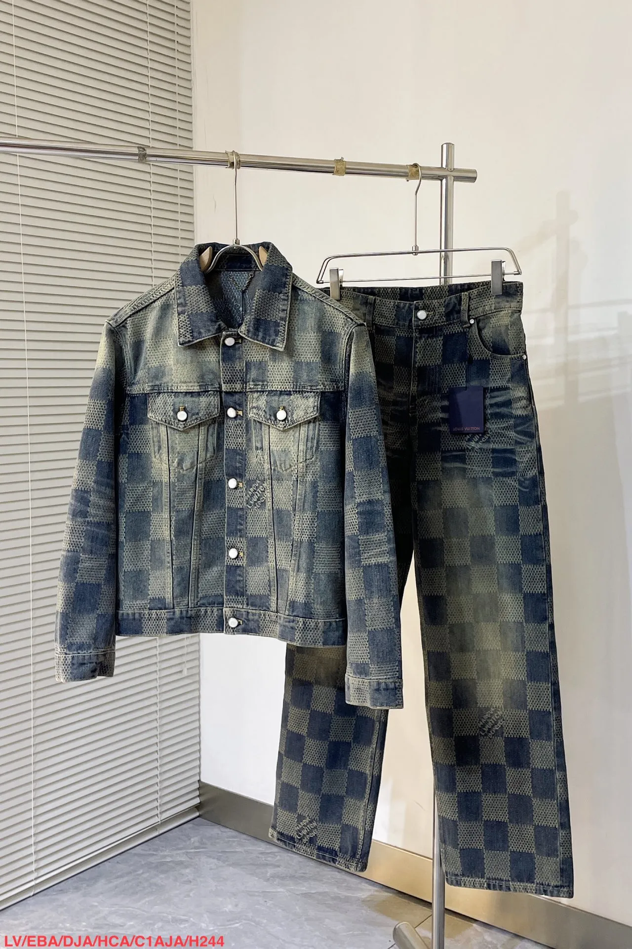 上衣 裤子 H244 LVV、25FW 棋盘格怀旧牛仔 原24,400购入,这款经典牛仔以标志性的3D Damier为特色,其纹理提花和“Marque L.Vuitton déposée”标志融为一体。这款最新版本采用水洗牛仔面料制成,面料采用定织粗斜纹布丹宁牛仔布,定染对色靛蓝效果做3D方格提花工艺。通过色织提花工艺,在织布过程中直接织入各种花纹和图案,使得牛仔布表面呈现出更加丰富的纹理和视觉效果。面料通过砂洗工艺和特殊的染色技术,洗涤后牛仔布的自然磨损和褪色效果,呈现出做旧的效果,使其看起来更加复古和具有历史感。对花对位贴袋设计,门槛采用新款珍珠扣做开合,珍珠面刻字清晰细腻、环保电镀,真皮吊钩搭配古铜链条,全套开模定制五金配件,三标辅料配备齐全。翻领设计和系扣袖口凝聚当季丹迪风采,修身直筒版型剪裁,与同款搭配相宜,独家首发出货。 尺码:S-XL 三标齐全 可拆卖