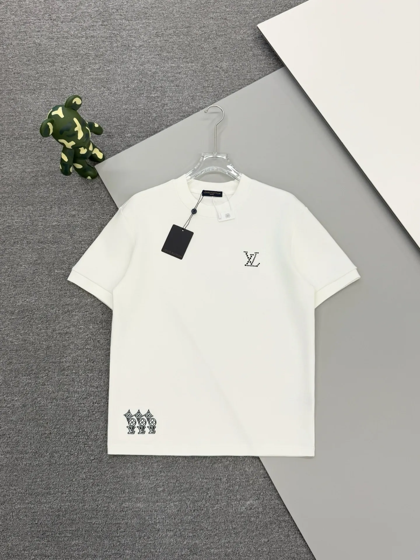 🔥🔥P95 [高版本] Louis Vuitton* 路易威登 秋冬高领打底刺绣短袖T恤 购入原版开模打造，全套定制辅料，所有细节完美还原 定织定染350珠地空气棉面料。 刺绣:胸前logo刺绣钻石绣法，衣脚logo标志刺绣字母图案平针刺绣针艺， 精细的细节处理，造就了微立体浮雕的刺绣效果。经典商标字母设计， 上身超赞.男女同款。 𝐂𝐎𝐋𝐎𝐔𝐑：白色 黑色 𝐒𝐈𝐙𝐄: S一XL