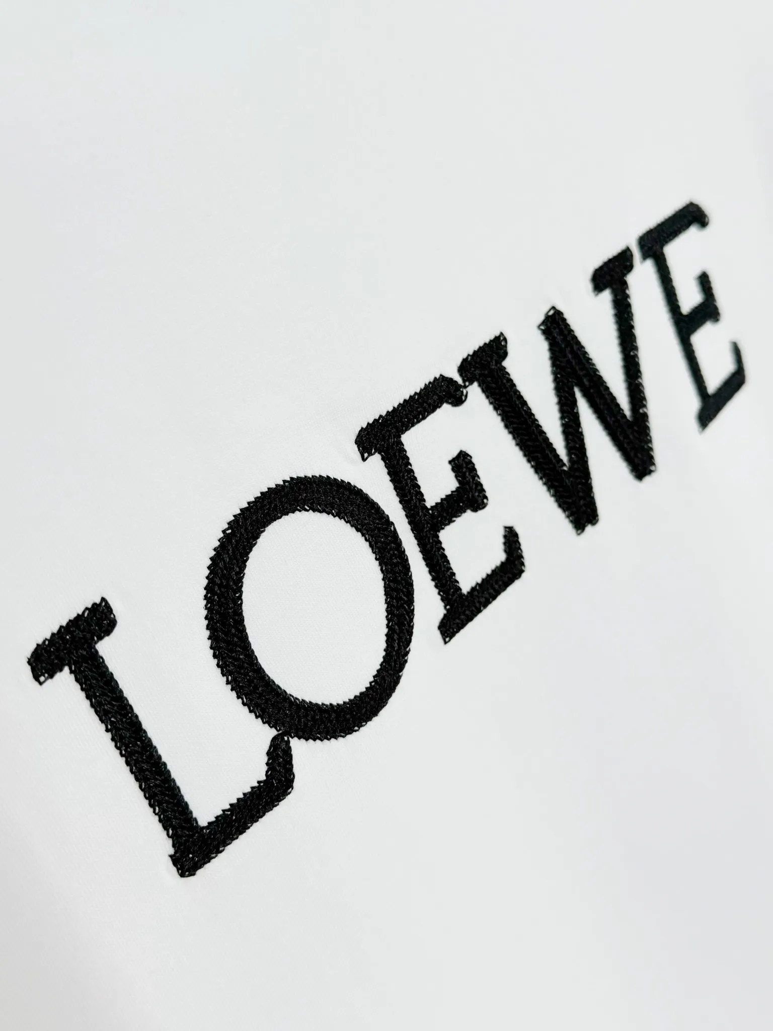 🔥🔥P95 [高版本] Loewe 罗意威 秋冬高领打底刺绣短袖T恤 定织定染350珠地空气棉面料。 胸前刺绣logo配置小白兔特色效果和后片刺绣logo图案采用凸起刺绣针艺， 精细的细节处理，造就了立体浮雕的刺绣效果。 经典商标字母设计，上身超赞.男女同款。 𝐂𝐎𝐋𝐎𝐔𝐑：白色 黑色 𝐒𝐈𝐙𝐄: S一XL