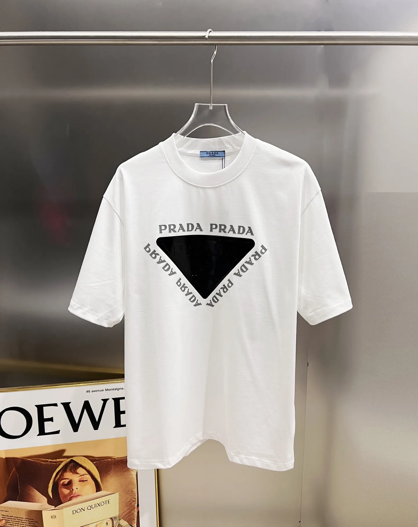 P80 普拉*达 prad* 2025秋冬新款 短袖T恤 个性经典立体字母亮面印花工艺 高端版本！专柜定制面料 透气舒适度高，男女同款宽松版 S M L XL XXL 五个码 黑色 白色