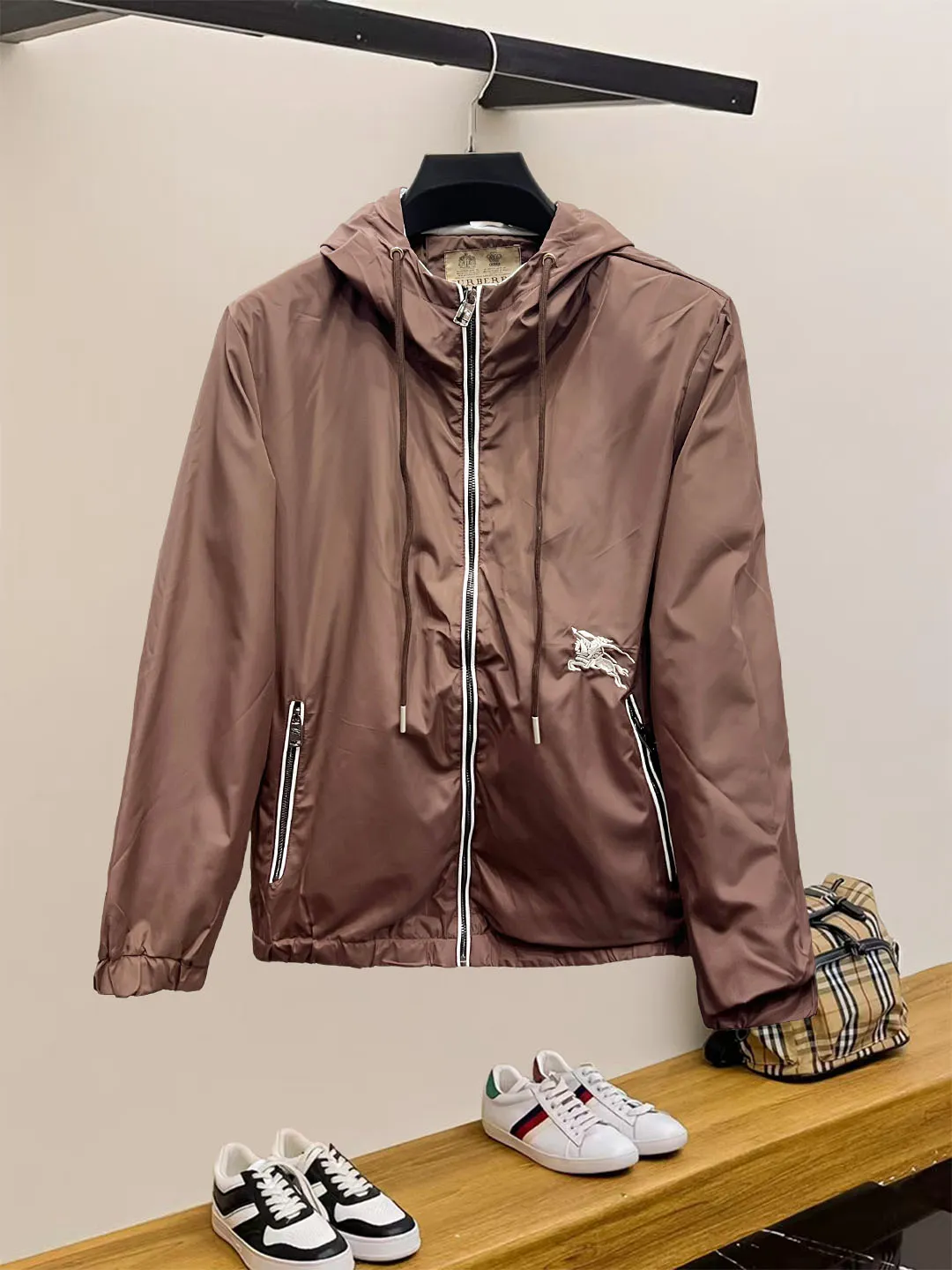 P240 巴宝利 官网同款，三标齐全，提前发售！25ss秋冬新款男士夹克外套， [强] 原单三标齐全高端版本！专柜定制面料 透气舒适度高，细节无可挑剔，品牌元素设计理念，体现高品质。手感细腻柔软！呈现休闲裁剪，上身版型超赞！男女同款 黑白两色 码数：M～3XL