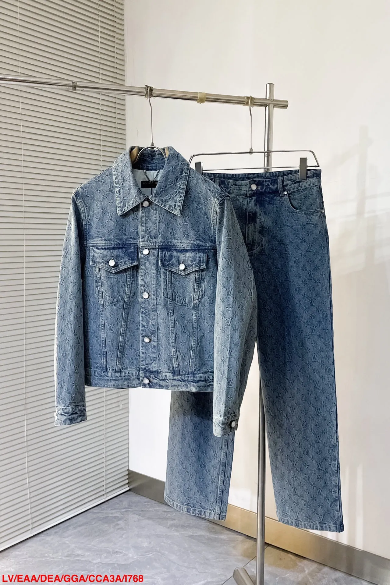 上衣 裤子 I768 LV🔥驴牌 24ss新款时装秀的牛仔闪烁迷人，令日间造型更见出众。 采用牛仔布缝制，满印Monogram提花图案， 这款可配搭同系列，缔造夺目出众的造型。 男女同款 码数：S- XL 三标齐全 可拆卖