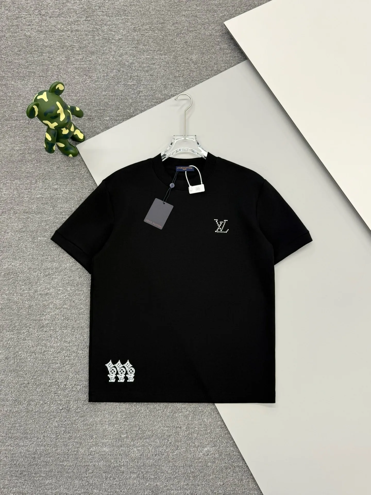 🔥🔥P95 [高版本] Louis Vuitton* 路易威登 秋冬高领打底刺绣短袖T恤 购入原版开模打造，全套定制辅料，所有细节完美还原 定织定染350珠地空气棉面料。 刺绣:胸前logo刺绣钻石绣法，衣脚logo标志刺绣字母图案平针刺绣针艺， 精细的细节处理，造就了微立体浮雕的刺绣效果。经典商标字母设计， 上身超赞.男女同款。 𝐂𝐎𝐋𝐎𝐔𝐑：白色 黑色 𝐒𝐈𝐙𝐄: S一XL